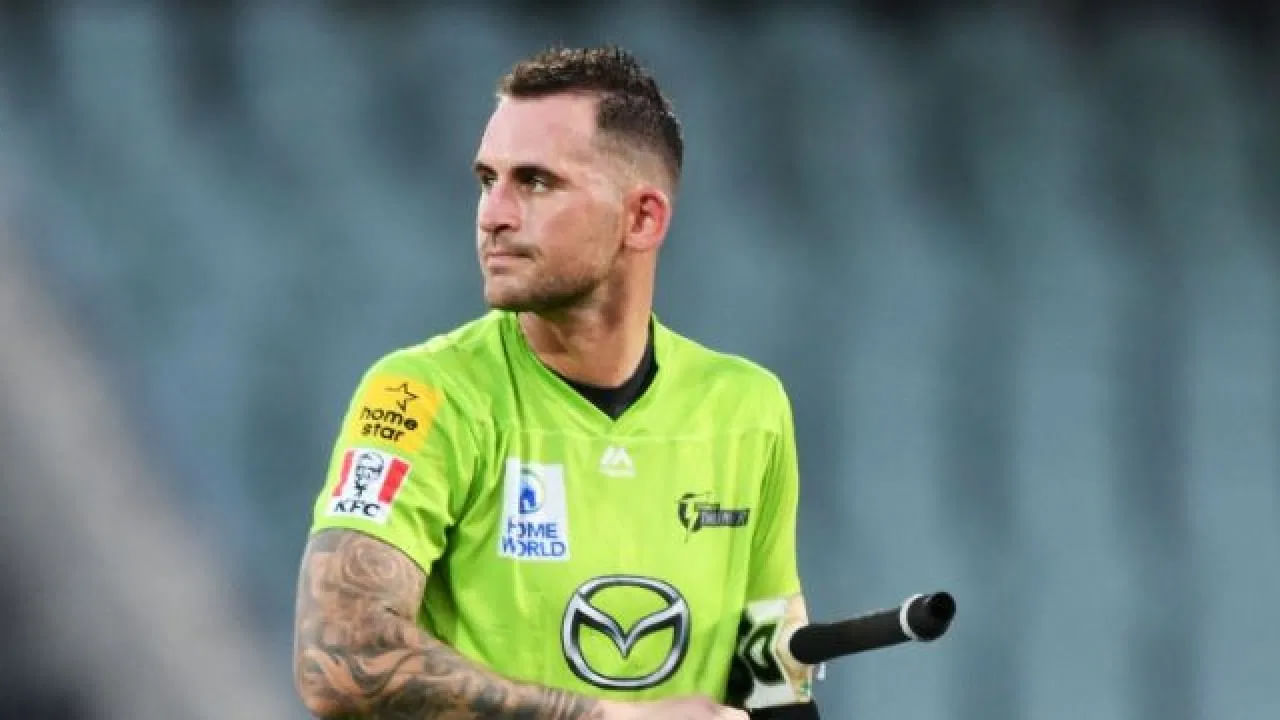 ಈ ಅರ್ಧಶತಕದೊಂದಿಗೆ ಅಲೆಕ್ಸ್ ಹೇಲ್ಸ್ ಟಿ20 ಕ್ರಿಕೆಟ್​ನಲ್ಲಿ 14 ಸಾವಿರ ರನ್ ಪೂರೈಸಿದ್ದಾರೆ. ಈ ಮೂಲಕ ಟಿ20 ಇತಿಹಾಸದಲ್ಲಿ 14000 ರನ್ ಕಲೆಹಾಕಿದ ಇಂಗ್ಲೆಂಡ್​ನ ಮೊದಲ ಬ್ಯಾಟರ್ ಎನಿಸಿಕೊಂಡಿದ್ದಾರೆ. ಹಾಗೆಯೇ ಈ ಸಾಧನೆ ಮಾಡಿದ ವಿಶ್ವದ 3ನೇ ಬ್ಯಾಟರ್ ಎಂಬ ಹೆಗ್ಗಳಿಕೆಗೂ ಪಾತ್ರರಾಗಿದ್ದಾರೆ.