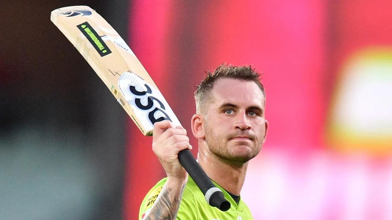 ಟಿ20 ಕ್ರಿಕೆಟ್​ನಲ್ಲಿ ಈವರೆಗೆ 505 ಇನಿಂಗ್ಸ್ ಆಡಿರುವ ಅಲೆಕ್ಸ್ ಹೇಲ್ಸ್ 9642 ಎಸೆತಗಳನ್ನು ಎದುರಿಸಿ 14024 ರನ್​ ಕಲೆಹಾಕಿದ್ದಾರೆ. ಈ ಮೂಲಕ ಟಿ20 ಕ್ರಿಕೆಟ್​ನಲ್ಲಿ ಅತ್ಯಧಿಕ ರನ್​ಗಳಿಸಿದ ವಿಶ್ದದ 2ನೇ ಬ್ಯಾಟರ್ ಎನಿಸಿಕೊಂಡಿದ್ದಾರೆ. ಅಲ್ಲದೆ ಅಲೆಕ್ಸ್ ಬ್ಯಾಟ್​ನಿಂದ ಇನ್ನು 539 ರನ್​ಗಳು ಮೂಡಿಬಂದರೆ ಹೊಸ ಇತಿಹಾಸ ನಿರ್ಮಾಣವಾಗಲಿದೆ.