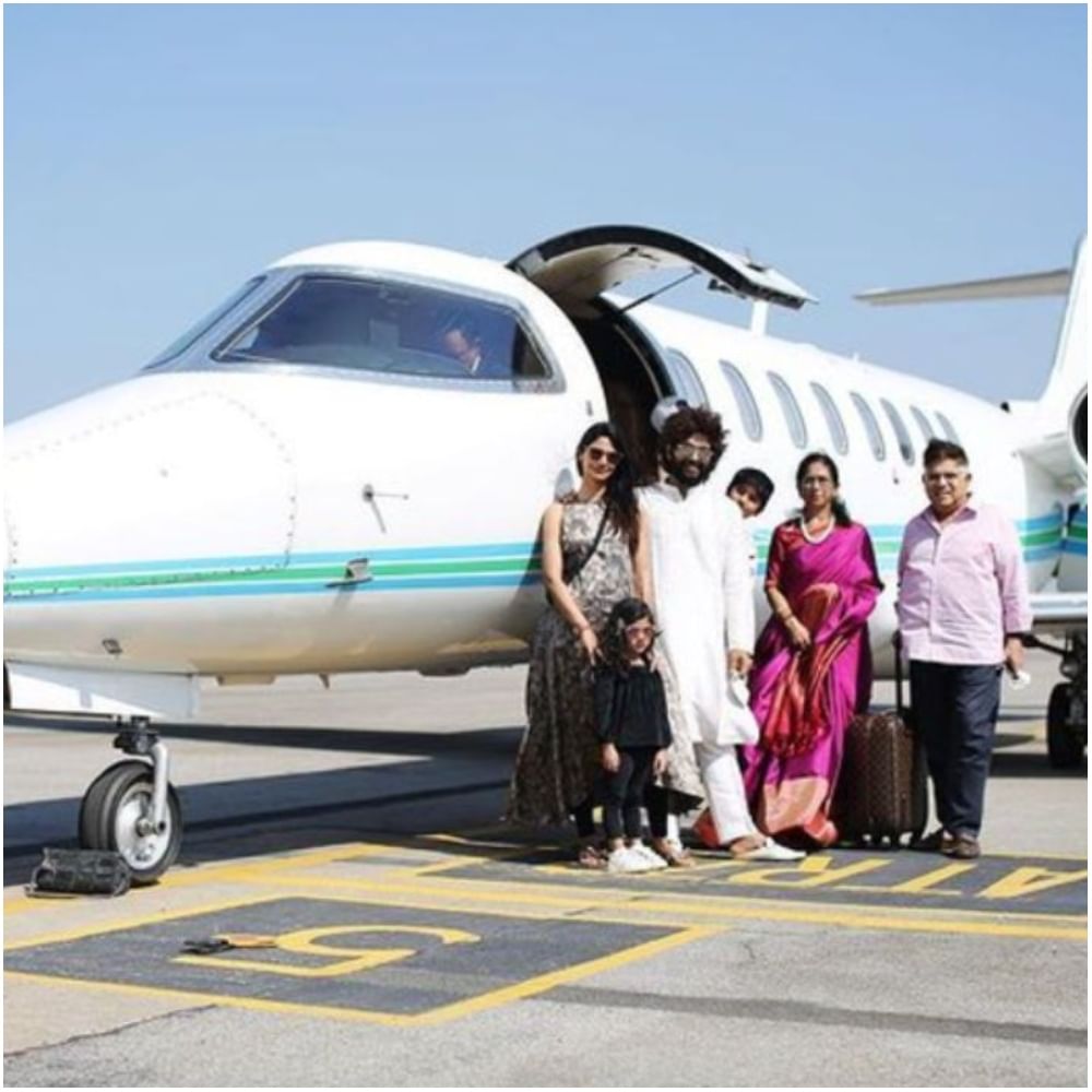 Tollywood star actor, Stylish Hero Allu Arjun receives hundreds of crores per film. They have their own jet. He used the same flight to promote the 'Pushpa' cinema. Actress Rashmika shared a photo taken during the walk.