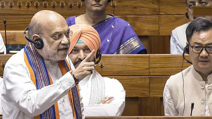 ತಿದ್ದುಪಡಿ ಮಸೂದೆಯ ಪೇಪರ್ ಹರಿದು ಅಮಿತ್ ಶಾ ಮೇಲೆಸೆದ ವಿರೋಧ ಪಕ್ಷಗಳ ಸಂಸದರು ತಿದ್ದುಪಡಿ ಮಸೂದೆಯ ಪೇಪರ್ ಹರಿದು ಅಮಿತ್ ಶಾ ಮೇಲೆಸೆದ ವಿರೋಧ ಪಕ್ಷಗಳ ಸಂಸದರು