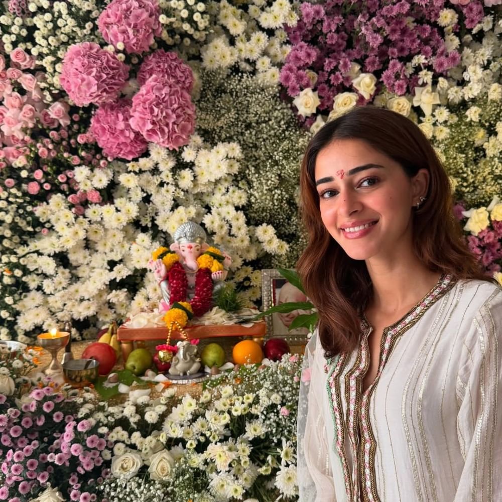 ನಟಿ ಅನನ್ಯಾ ಪಾಂಡೆ ದೇವರ ಬಗ್ಗೆ ಸಾಕಷ್ಟು ನಂಬಿಕೆ ಹೊಂದಿದ್ದಾರೆ. ಅವರು ಶೂಟಿಂಗ್ನಿಂದ ಬಿಡುವು ಮಾಡಿಕೊಂಡು ಗಣಪತಿ ಹಬ್ಬವನ್ನು ಆಚರಿಸಿದ್ದಾರೆ.  