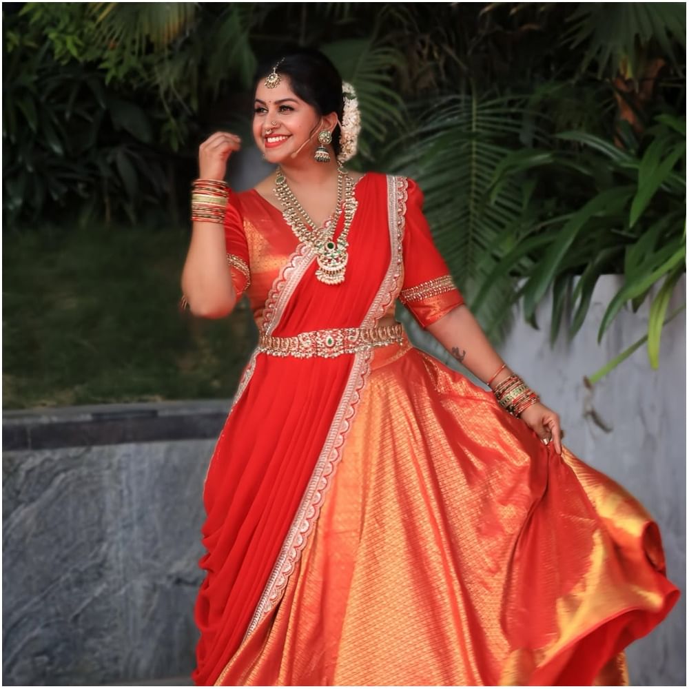 ಆ್ಯಂಕರ್ ಅನುಶ್ರೀ ಅವರು ತಮ್ಮ ಬಹುಕಾಲದ ಗೆಳೆಯ ರೋಷನ್ ಜೊತೆ ಇಂದು (ಆಗಸ್ಟ್ 28) ವಿವಾಹ ಆಗುತ್ತಿದ್ದಾರೆ. ಇನ್ನು ಕೆಲವೇ ಸಮಯದಲ್ಲಿ ಈ ಮದುವೆ ಅದ್ದೂರಿಯಾಗಿ ನೆರವೇರಲಿದೆ. ಇವರ ಮದುವೆ ನೋಡಲು ಫ್ಯಾನ್ಸ್ ಕೂಡ ಆಗಮಿಸಿದ್ದರು.