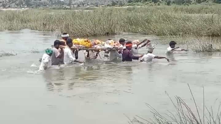 ರಾಯಚೂರು: ಎದೆಯತ್ತರದ ನೀರಲ್ಲೇ ಮೃತದೇಹ ಹೊತ್ತು ಸಾಗಿದ ಗ್ರಾಮಸ್ಥರು; ವಿಡಿಯೋ ನೋಡಿ ರಾಯಚೂರು: ಎದೆಯತ್ತರದ ನೀರಲ್ಲೇ ಮೃತದೇಹ ಹೊತ್ತು ಸಾಗಿದ ಗ್ರಾಮಸ್ಥರು; ವಿಡಿಯೋ ನೋಡಿ