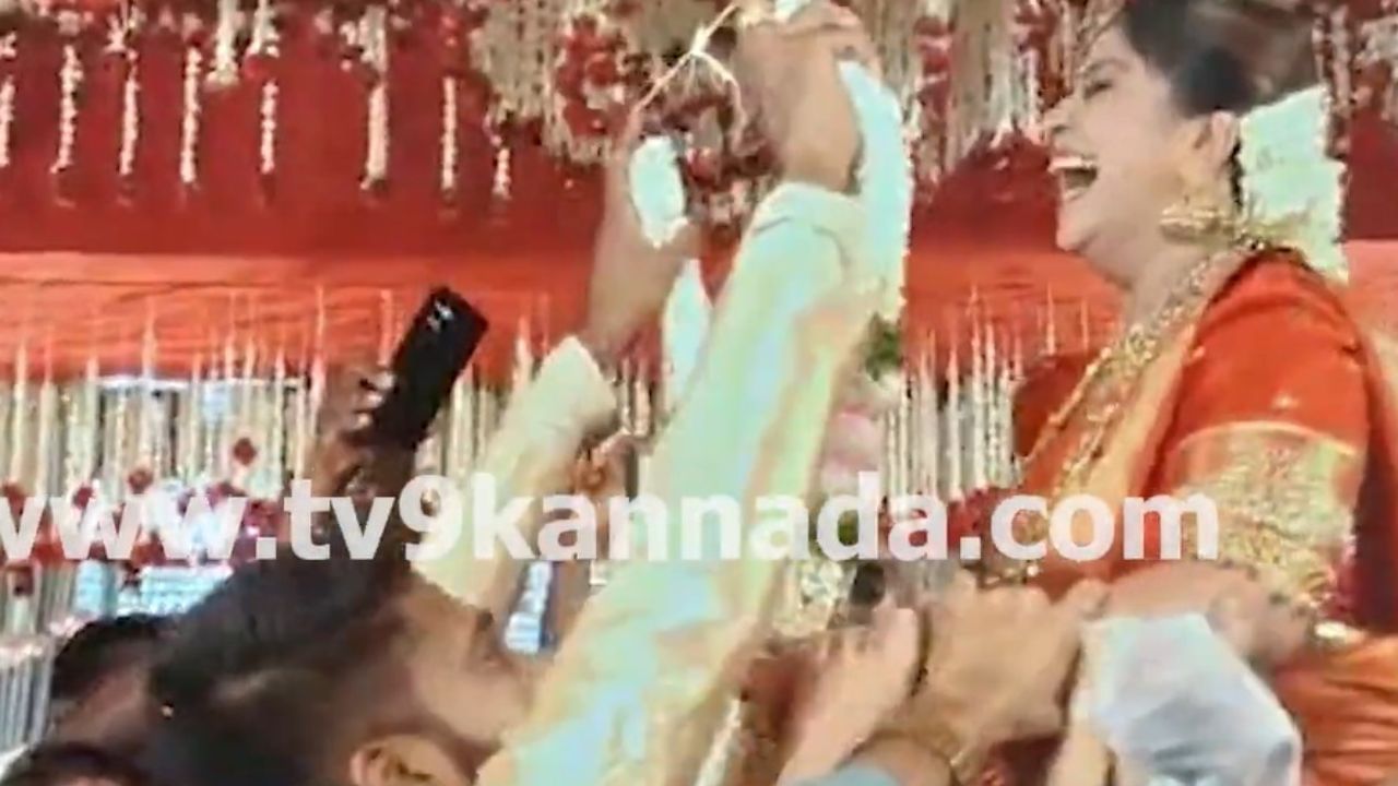 ಅನುಶ್ರೀ ವಿವಾಹ: ಹಾರ ಬದಲಿಸಿಕೊಂಡ ಕ್ಷಣ ಹೀಗಿತ್ತು ನೋಡಿ ಅನುಶ್ರೀ ವಿವಾಹ: ಹಾರ ಬದಲಿಸಿಕೊಂಡ ಕ್ಷಣ ಹೀಗಿತ್ತು ನೋಡಿ