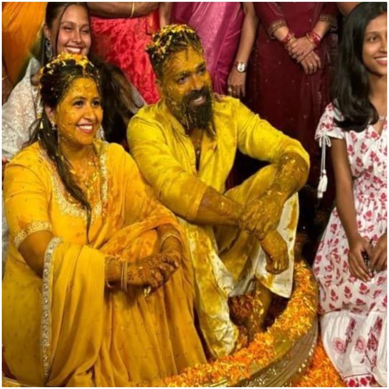 ಕನ್ನಡ ಕಿರುತೆರೆಯ ಖ್ಯಾತ ನಿರೂಪಕಿ ಅನುಶ್ರೀ ಅವರು ಹಸೆಮಣೆ ಏರುತ್ತಿದ್ದಾರೆ. ರೋಷನ್ ಜೊತೆ ಅವರ ವಿವಾಹ ನಡೆಯುತ್ತಿದೆ. ಈಗಾಗಲೇ ಮದುವೆ ಶಾಸ್ತ್ರಗಳು ಆರಂಭ ಆಗಿವೆ.