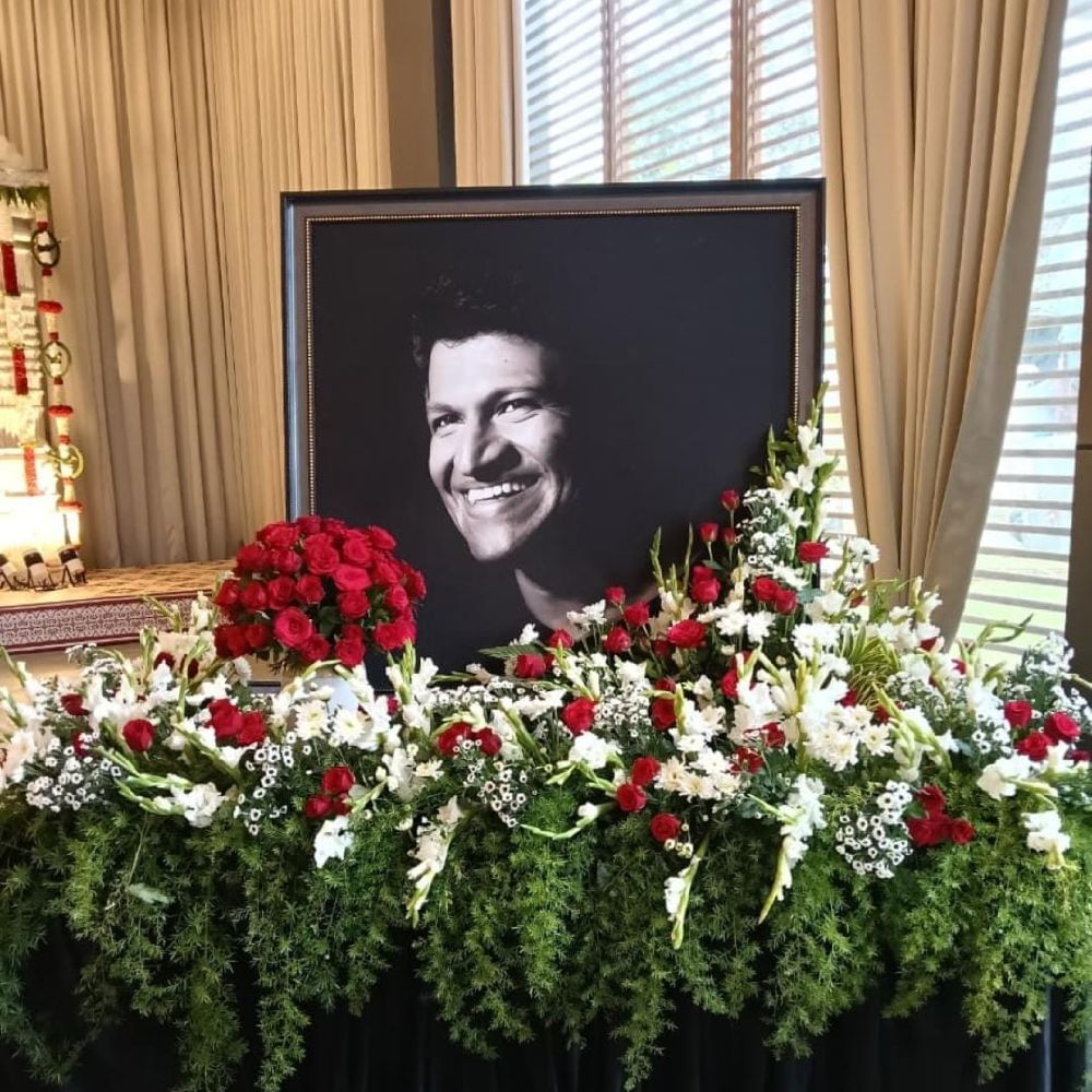 ಅನುಶ್ರೀ ಹಾಗೂ ರೋಷನ್ ವಿವಾಹವಾಗುತ್ತಿರುವ ಹಾಲ್​​ನಲ್ಲಿ ಪುನೀತ್ ರಾಜ್​ಕುಮಾರ್ ಅವರ ಚಿತ್ರವನ್ನು ಇರಿಸಿ ಆ ಚಿತ್ರವನ್ನು ಹೂವುಗಳಿಂದ ಸುಂದರವಾಗಿ ಅಲಂಕಾರ ಮಾಡಲಾಗಿದೆ.