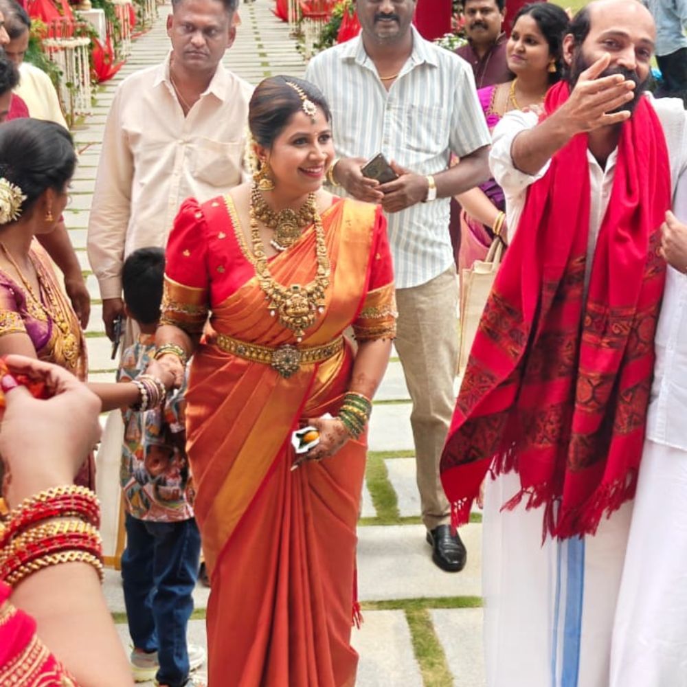 ನಟಿ ಮತ್ತು ಕನ್ನಡದ ಬಲು ಜನಪ್ರಿಯ ಕಾರ್ಯಕ್ರಮ ನಿರೂಪಕಿ ಅನುಶ್ರೀ ಇಂದು (ಆಗಸ್ಟ್ 28) ವಿವಾಹವಾಗಿದ್ದಾರೆ.