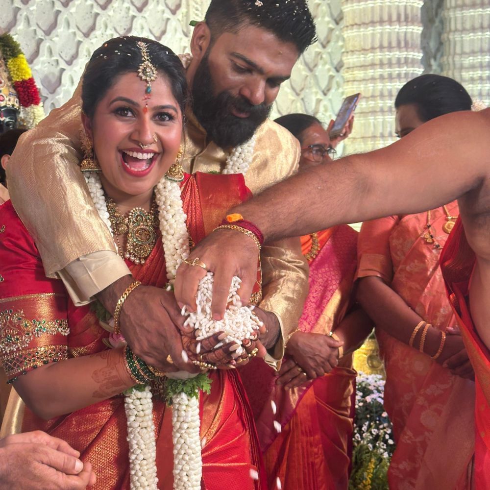 ಅನುಶ್ರೀ ಹಾಗೂ ರೋಷನ್ ವಿವಾಹದ ಬಳಿಕ ಅಪ್ಪು ಅವರ ಚಿತ್ರದ ಮುಂದೆ ನಿಂತು ಕೈ ಮುಗಿದು ಆಶೀರ್ವಾದವನ್ನೂ ಸಹ ಪಡೆದಿದ್ದಾರೆ ಎನ್ನಲಾಗಿದೆ.