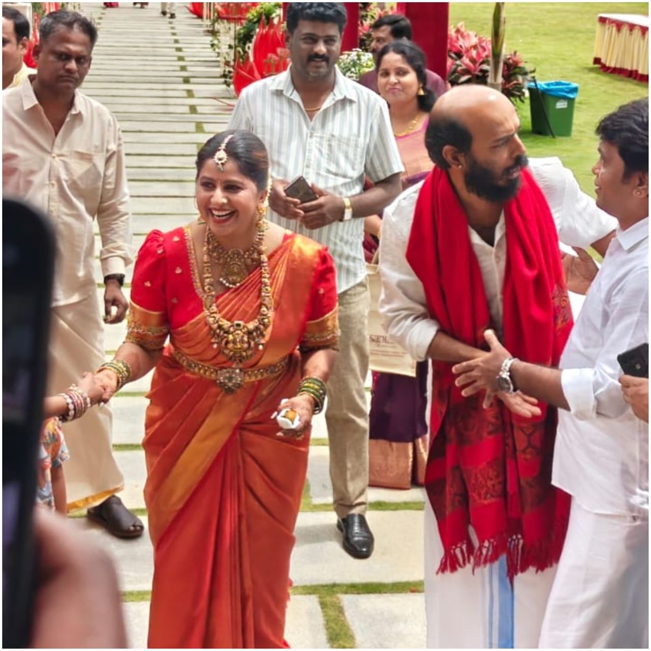 ಆ್ಯಂಕರ್ ಅನುಶ್ರೀ ಹಾಗೂ ರೋಷನ್ ಮದುವೆಗೆ ‘ಸು ಫ್ರಮ್ ಸೋ’ ನಟ, ನಿರ್ಮಾಪಕ ರಾಜ್ ಬಿ. ಶೆಟ್ಟಿ ಆಗಮಿಸಿದರು. ‘ಅನುಶ್ರೀ ಮದುವೆಗೆ ಬಾವ ಬಂದರು’ ಎಂದು ಅನೇಕರು ಕಮೆಂಟ್ ಮಾಡುತ್ತಾ ಇದ್ದಾರೆ. ವಿವಾಹದ ಫೋಟೋಗಳು ವೈರಲ್ ಆಗಿವೆ.