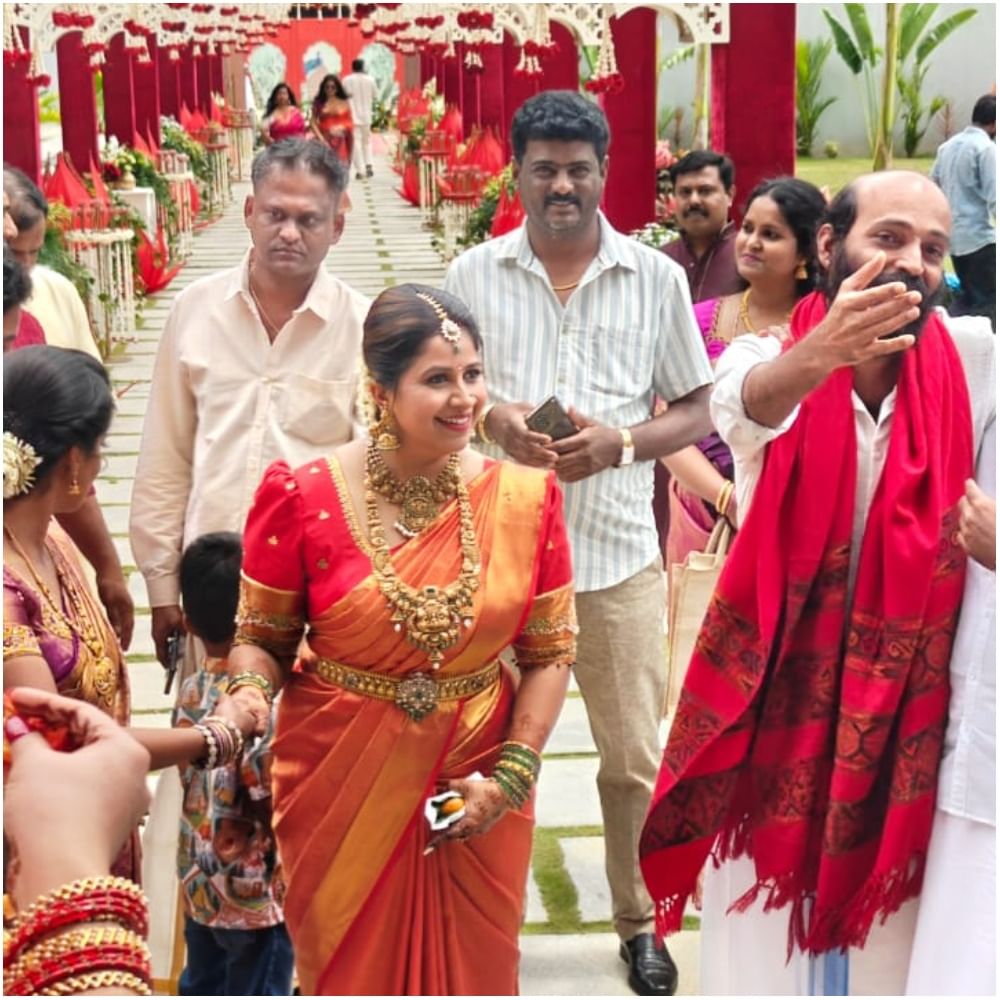 ಅನುಶ್ರೀ ಹಾಗೂ ರಾಜ್ ಅವರ ಮಧ್ಯೆ ಒಳ್ಳೆಯ ಒಡನಾಟ ಇದೆ. ಇವರು ಆಗಾಗ ಒಟ್ಟಾಗಿ ಕಾಣಿಸಿಕೊಳ್ಳುತ್ತಾರೆ. ಈಗ ಗೆಳತಿ ಮದುವೆಗೆ ರಾಜ್ ಅವರು ಆಗಮಿಸಿ ಶುಭ ಕೋರಿದ್ದಾರೆ. ಅನುಶ್ರೀ ವಿವಾಹದ ಸುಂದರ ಕ್ಷಣಗಳು ವೈರಲ್ ಆಗಿವೆ.