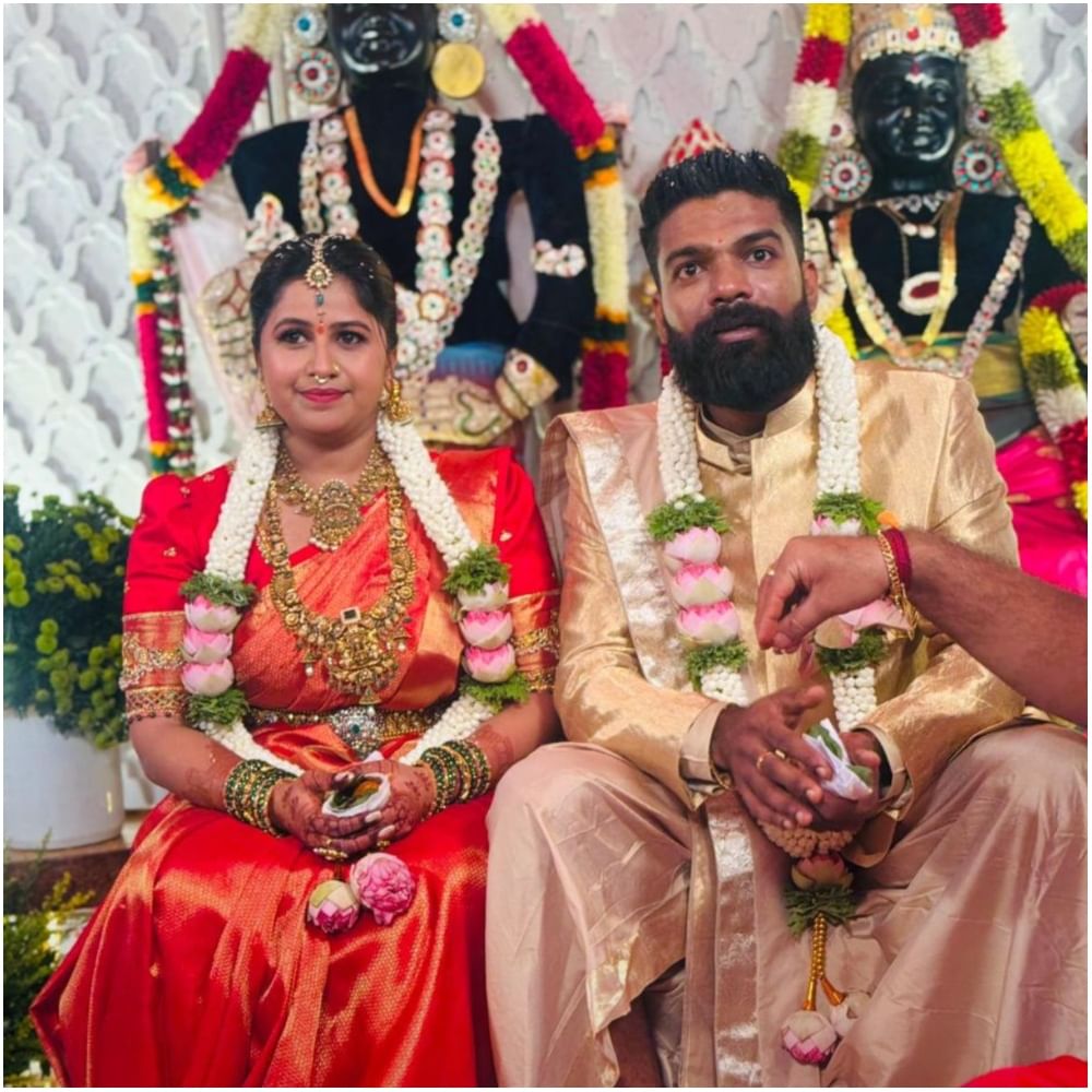 ಅನುಶ್ರೀ ಮದುವೆಗೆ ಅಭಿಮಾನಿಗಳಿಗೆ ಆಹ್ವಾನ ಇರಲಿಲ್ಲ. ಹೀಗಾಗಿ, ಅಭಿಮಾನಿಗಳನ್ನು ಒಳಗೆ ಬಿಟ್ಟಿಲ್ಲ. ಕೇವಲ ಆಪ್ತರಿಗೆ, ಕುಟುಂಬದವರಿಗೆ ಮಾತ್ರ ಮದುವೆಗೆ ಆಹ್ವಾನಿಸಲಾಗಿತ್ತು.  