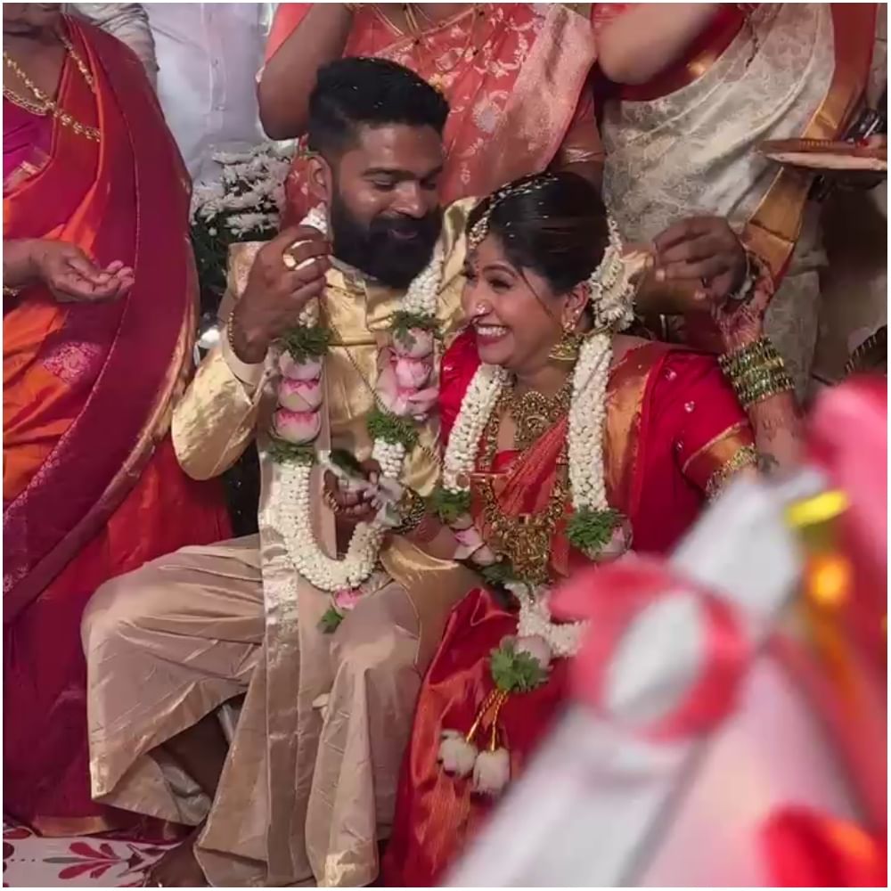 ಅನುಶ್ರೀ ಅವರು ಮದುವೆ ಆಗುವ ಸಂದರ್ಭದಲ್ಲಿ ಭಾವುಕರಾಗಿದ್ದರು. ಮತ್ತೊಂದು ಕಡೆ ತಾವು ಮದುವೆ ಆಗುತ್ತಿರುವ ಖುಷಿ ಕೂಡ ಮೊಗದಲ್ಲಿ ಎದ್ದು ಕಾಣಿಸುತ್ತಿತ್ತು. ಅನುಶ್ರೀ ವಿವಾಹಕ್ಕೆ ಅನೇಕ ಸೆಲೆಬ್ರಿಟಿಗಳು ಹಾಜರಿ ಹಾಕಿದ್ದರು.