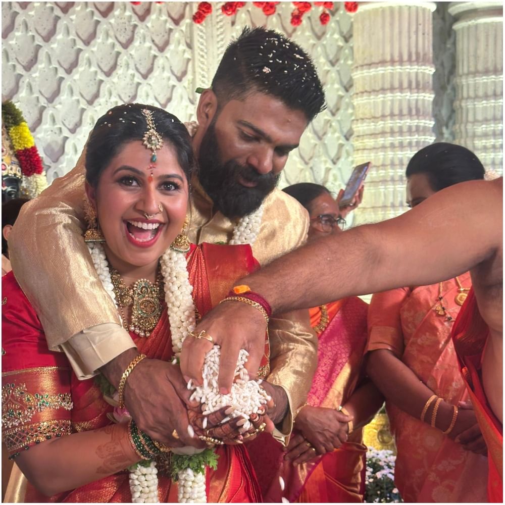 ಅನುಶ್ರೀ ಮದುವೆ ಬೆಂಗಳೂರಿನ ಹೊರವಲಯದಲ್ಲಿರುವ ಕಗ್ಗಲಿಪುರದಲ್ಲಿ ನಡೆದಿದೆ. ಅನುಶ್ರೀ ಅವರು ತಾವು ಯಾವ ರೀತಿಯಲ್ಲಿ ಮದುವೆ ಆಗಬೇಕು ಎಂದು ಕನಸು ಕಂಡಿದ್ದರೋ ಅದೇ ರೀತಿಯಲ್ಲಿ ಮದುವೆ ಆಗಿದ್ದಾರೆ ಅನ್ನೋದು ವಿಶೇಷ.