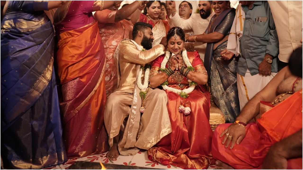 ‘ಆ್ಯಂಕರ್ ಅನುಶ್ರೀ ವಿವಾಹ ಯಾವಾಗ’ ಎನ್ನುವ ಪ್ರಶ್ನೆಗೆ ಕೊನೆಗೂ ಉತ್ತರ ಸಿಕ್ಕಿದೆ. ಇಂದು (ಆಗಸ್ಟ್ 28) ಅದ್ದೂರಿಯಾಗಿ ರೋಷನ್ ಜೊತೆ ವಿವಾಹ ನೆರವೇರಿದೆ. ಈ ಸಂದರ್ಭದ ಫೋಟೋಗಳು ವೈರಲ್ ಆಗಿ ಗಮನ ಸೆಳೆದಿವೆ.