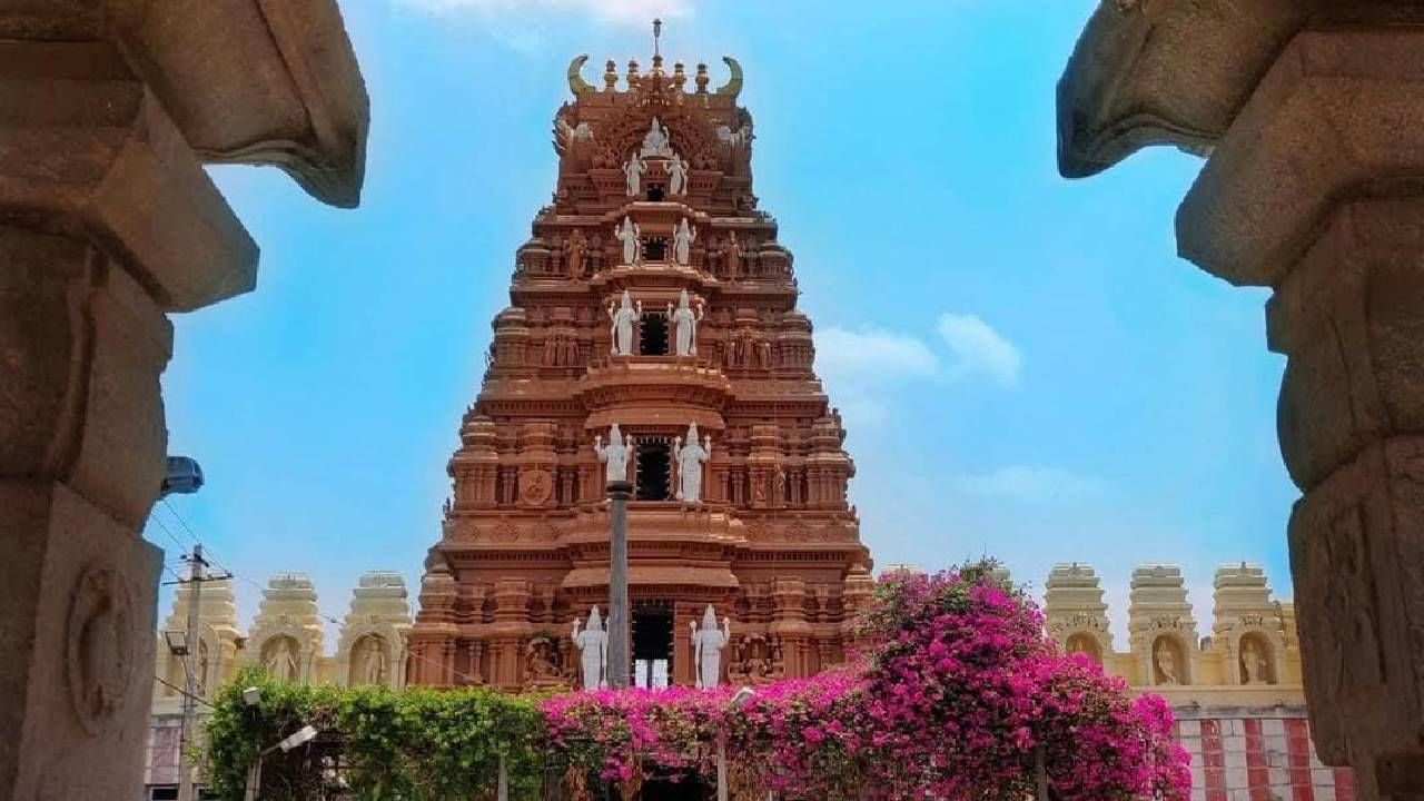 ಅಪ್ರಮೇಯ ಅಂಬೆಗಾಲು ಕೃಷ್ಣ ದೇವಾಲಯ: ಚನ್ನಪಟ್ಟಣ ತಾಲೂಕಿನ ಮಾಳೂರು ಗ್ರಾಮದಲ್ಲಿರುವ  ಅಪ್ರಮೇಯ ಅಂಬೆಗಾಲು ಕೃಷ್ಣ ದೇವಾಲಯಕ್ಕೂ ನೀವು ಕೃಷ್ಣಜನ್ಮಾಷ್ಟಮಿಯ ದಿನ ಭೇಟಿ ನೀಡಬಹುದು. 
