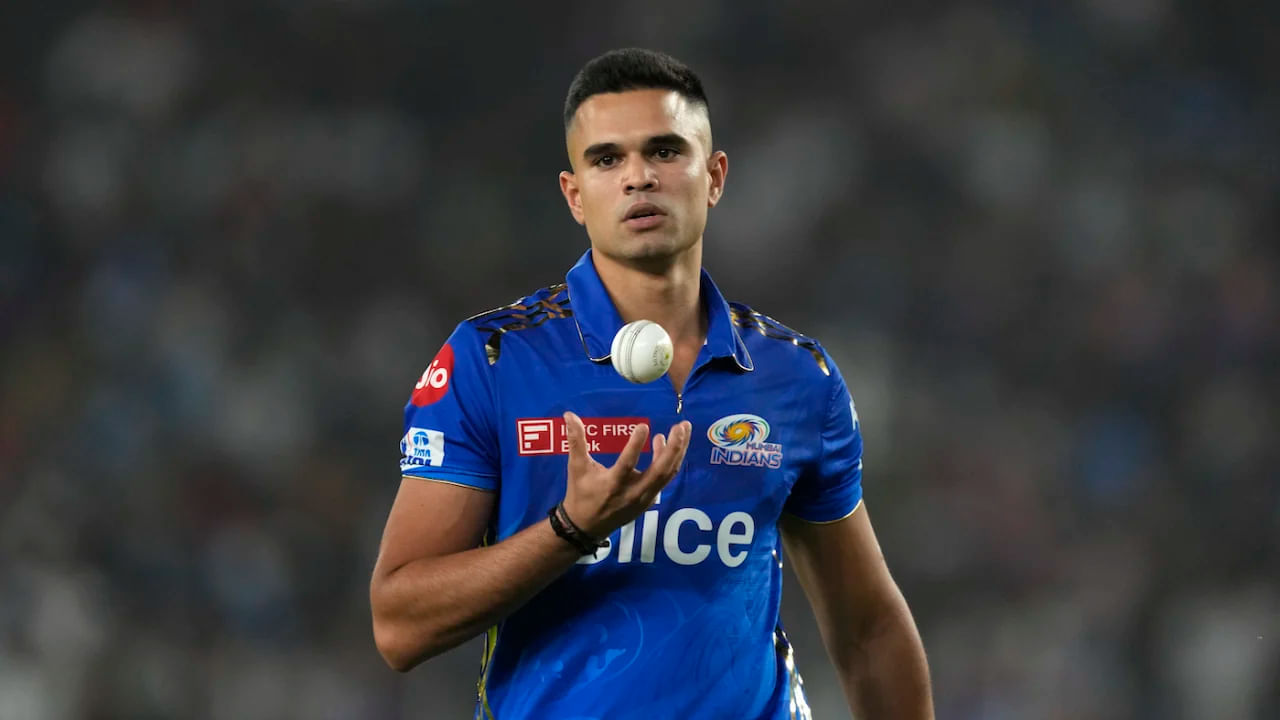 ಇನ್ನು ಇವರಿಬ್ಬರ ಬಗ್ಗೆ ಹೇಳುವುದಾದರೆ, ಅರ್ಜುನ್ ತೆಂಡೂಲ್ಕರ್ ಉದಯೋನ್ಮುಖ ಕ್ರಿಕೆಟಿಗನಾಗಿದ್ದು, ದೇಶೀ ಪಂದ್ಯಾವಳಿ ಹಾಗೂ ಐಪಿಎಲ್‌ನಲ್ಲಿ ಆಡಿದ್ದಾರೆ. ಆದಾಗ್ಯೂ ಅವರಿಗೆ ಭಾರತ ತಂಡದಲ್ಲಿ ಇದುವರೆಗೆ ಅವಕಾಶ ಸಿಕ್ಕಿಲ್ಲ. ದೇಶೀ ಪಂದ್ಯಾವಳಿಯಲ್ಲಿ ಗೋವಾ ತಂಡವನ್ನು ಪ್ರತಿನಿಧಿಸುತ್ತಿರುವ ಅರ್ಜುನ್, ಐಪಿಎಲ್‌ನಲ್ಲಿ ಮುಂಬೈ ಇಂಡಿಯನ್ಸ್ ತಂಡದ ಭಾಗವಾಗಿದ್ದಾರೆ.
