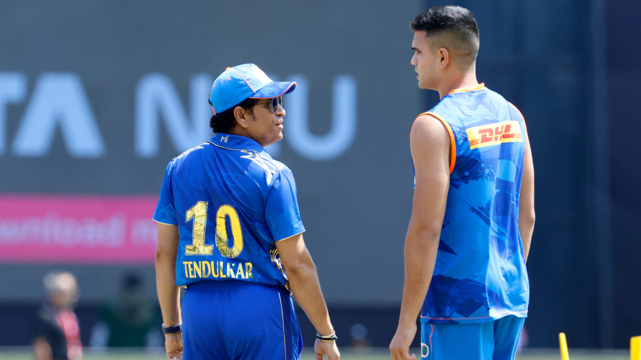 ದೇಶೀಯ ಕ್ರಿಕೆಟ್ ಬಗ್ಗೆ ಹೇಳುವುದಾದರೆ, ಅರ್ಜುನ್ ಗೋವಾ ಪರವಾಗಿ ರಣಜಿ ಟ್ರೋಫಿ, ವಿಜಯ್ ಹಜಾರೆ ಟ್ರೋಫಿ ಮತ್ತು ಸೈಯದ್ ಮುಷ್ತಾಕ್ ಅಲಿ ಟ್ರೋಫಿಯಲ್ಲಿ ಭಾಗವಹಿಸಿದ್ದಾರೆ. ಅರ್ಜುನ್ ದೇಶೀಯ ಕ್ರಿಕೆಟ್‌ನಿಂದ ವಾರ್ಷಿಕವಾಗಿ ಸುಮಾರು 10 ಲಕ್ಷ ರೂಪಾಯಿಗಳನ್ನು ಗಳಿಸುತ್ತಾರೆ. ಅವರ ವಾರ್ಷಿಕ ಆದಾಯ ಸುಮಾರು 50 ಲಕ್ಷ ರೂಪಾಯಿಗಳಾಗಿದ್ದು, ಅದರಲ್ಲಿ 75-80 ಪ್ರತಿಶತ ಐಪಿಎಲ್‌ನಿಂದ ಮತ್ತು ಉಳಿದ 20-25 ಪ್ರತಿಶತ ದೇಶೀಯ ಕ್ರಿಕೆಟ್‌ನಿಂದ ಬರುತ್ತದೆ.