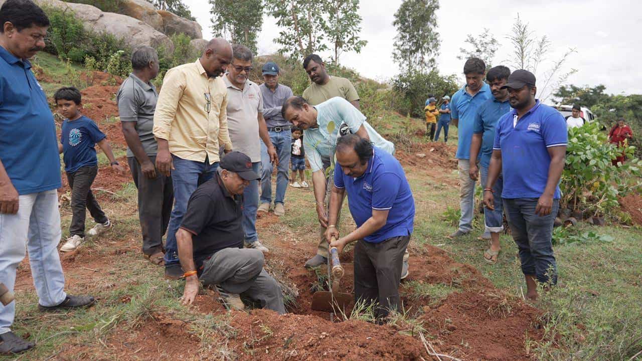 ಆರ್ಟ್ ಆಫ್ ಲಿವಿಂಗ್​ನ ಪರಿಶ್ರಮದಿಂದ ಮಹಿಮಾಪುರ ಗುಡ್ಡ ಈಗ ಹಸಿರುಮಯ