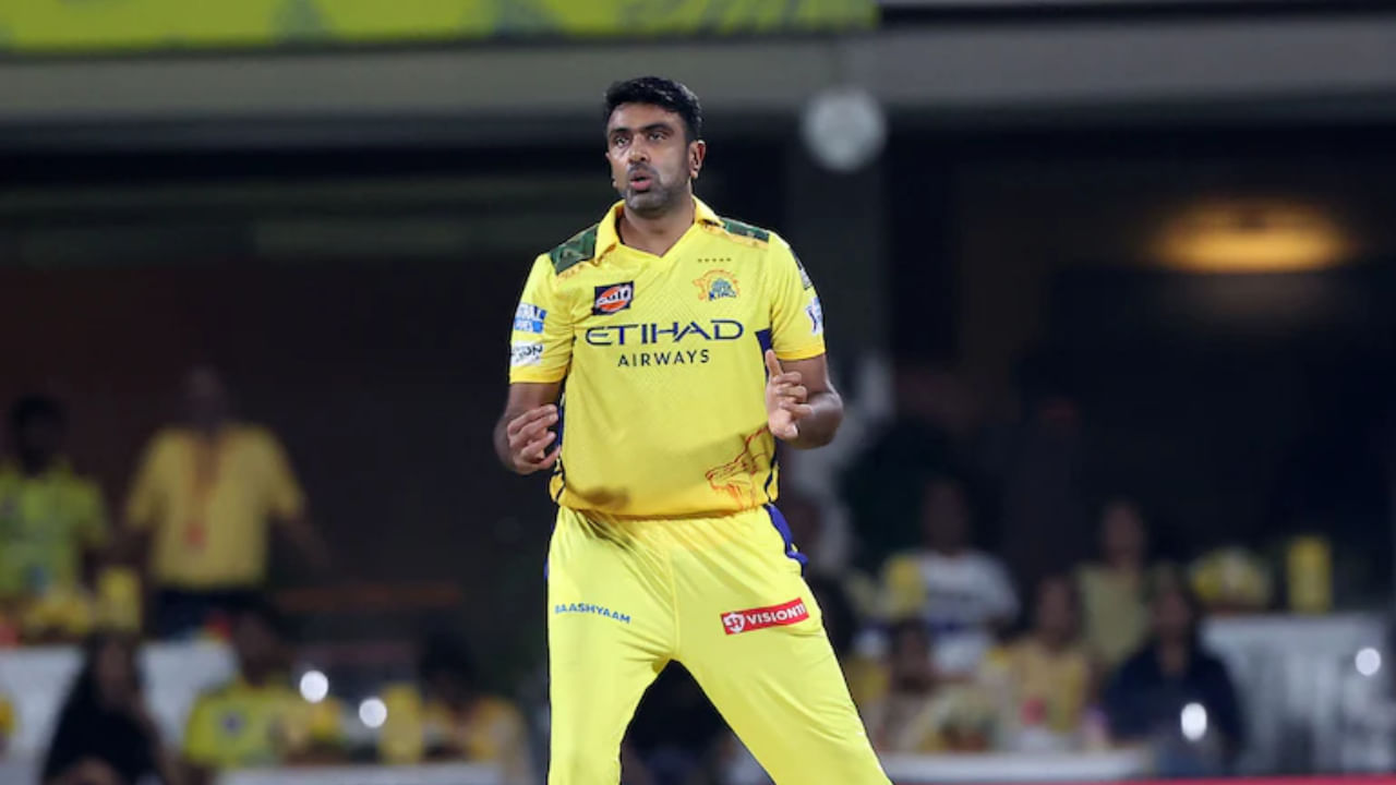 ಬೌಲಿಂಗ್‌ನಲ್ಲಿ ತಮ್ಮ ಛಾಪು ಕಳೆದುಕೊಂಡಿರುವ ಅಶ್ವಿನ್​ಗೆ ಕಳೆದ ಆವೃತ್ತಿಯಲ್ಲಿ 9 ಪಂದ್ಯಗಳಲ್ಲಿ ಆಡುವ ಅವಕಾಶ ನೀಡಲಾಯಿತು. ಆದರೆ ಈ ಪಂದ್ಯಗಳಲ್ಲಿ ಅಶ್ವಿನ್ ಪ್ರದರ್ಶನ ಶೋಚನೀಯವಾಗಿತ್ತು. ಅಶ್ವಿನ್ ಕೇವಲ 7 ವಿಕೆಟ್‌ಗಳನ್ನು ಮಾತ್ರ ಪಡೆಯಲು ಸಾಧ್ಯವಾಯಿತು. ಇದರ ಜೊತೆಗೆ ಅಶ್ವಿನ್ ಪ್ರತಿ ಓವರ್‌ಗೆ 9.13 ರ ಎಕಾನಮಿಯಲ್ಲಿ ರನ್ ಬಿಟ್ಟುಕೊಟ್ಟು ದುಬಾರಿಯಾದರು. 