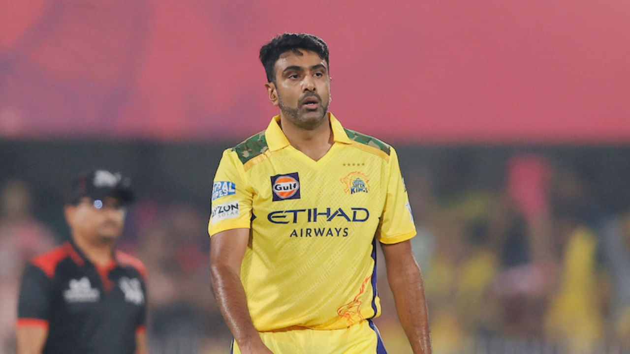 2024 ರಲ್ಲಿ ಅಂತಾರಾಷ್ಟ್ರೀಯ ಕ್ರಿಕೆಟ್​ಗೆ ವಿದಾಯ ಹೇಳಿದ್ದ ಟೀಂ ಇಂಡಿಯಾದ ಅನುಭವಿ ಸ್ಪಿನ್ನರ್ ರವಿಚಂದ್ರನ್ ಅಶ್ವಿನ್ ಪ್ರಸ್ತುತ ಐಪಿಎಲ್‌ನಲ್ಲಿ ಮಾತ್ರ ಆಡುತ್ತಿದ್ದಾರೆ. ಕಳೆದ ಆವೃತ್ತಿಯಲ್ಲಿ ಚೆನ್ನೈ ಸೂಪರ್ ಕಿಂಗ್ಸ್ ತಂಡವನ್ನು ಸೇರಿಕೊಂಡಿದ್ದ ಅಶ್ವಿನ್ ಹೇಳಿಕೊಳ್ಳುವಂತಹ ಪ್ರದರ್ಶನ ನೀಡಲಿಲ್ಲ. ಇದರಿಂದ ಅಶ್ವಿನ್​ಗೂ ತಂಡದಲ್ಲಿ ಹೆಚ್ಚಿನ ಅವಕಾಶಗಳು ಸಿಕ್ಕಿರಲಿಲ್ಲ.