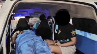 Video: ಹಠಾತ್ತನೆ ಬ್ರೇಕ್ ಹಾಕಿದ ಚಾಲಕ, ತಾಯಿಯ ಕೈಯಿಂದ ಜಾರಿ ಬಸ್ಸಿಂದ ಹೊರಗೆ ಬಿದ್ದ ಮಗು