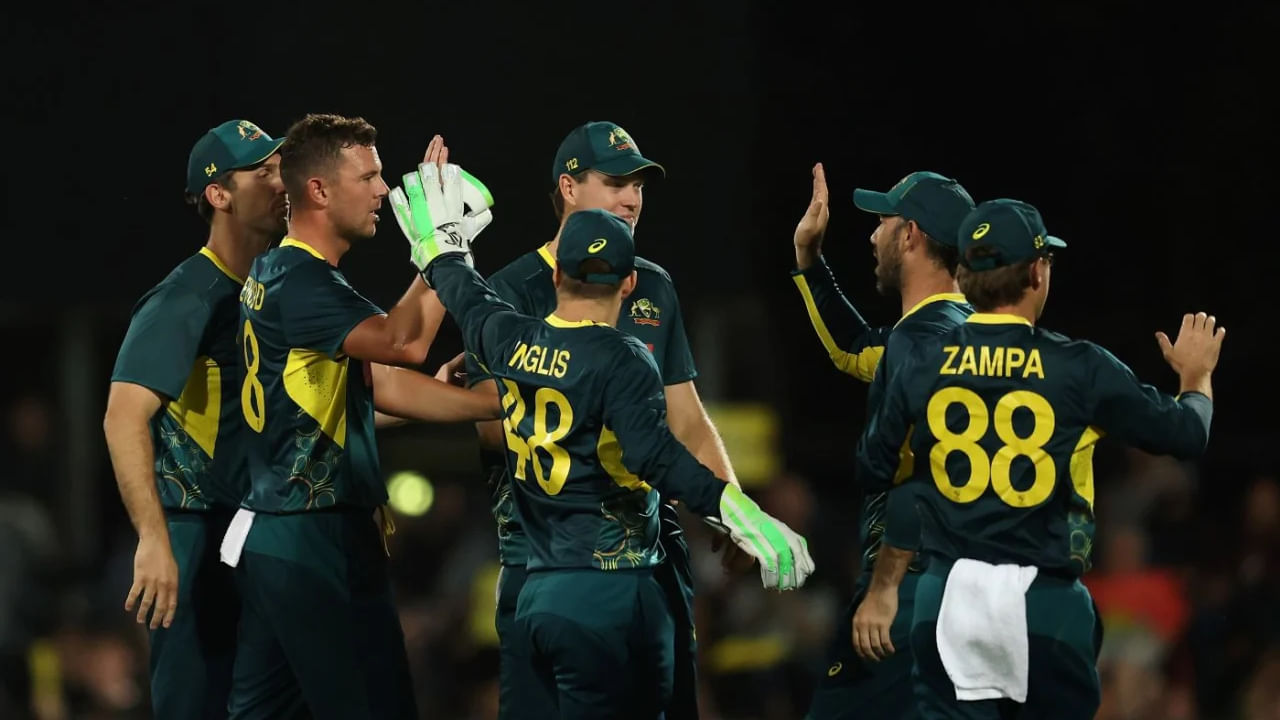 ಇದೀಗ 9 ಪಂದ್ಯಗಳಲ್ಲಿ ಗೆಲುವು ದಾಖಲಿಸಿರುವ ಆಸ್ಟ್ರೇಲಿಯಾ ತಂಡವು ಸೌತ್ ಆಫ್ರಿಕಾ ವಿರುದ್ಧದ ಸರಣಿಯನ್ನು ಕ್ಲೀನ್ ಸ್ವೀಪ್ ಮಾಡಿದರೆ ಹೊಸ ವಿಶ್ವ ದಾಖಲೆ ನಿರ್ಮಾಣವಾಗುವುದು ಖಚಿತ. ಏಕೆಂದರೆ ಆಸ್ಟ್ರೇಲಿಯಾ ಮುಂದೆ ಇನ್ನೂ 4 ಟಿ20 ಪಂದ್ಯಗಳಿವೆ. ಈ ನಾಲ್ಕು ಪಂದ್ಯಗಳಲ್ಲಿ ಗೆದ್ದರೆ ಸತತ ಗೆಲುವಿನ ಸಂಖ್ಯೆ 13 ಕ್ಕೇರಲಿದೆ.
