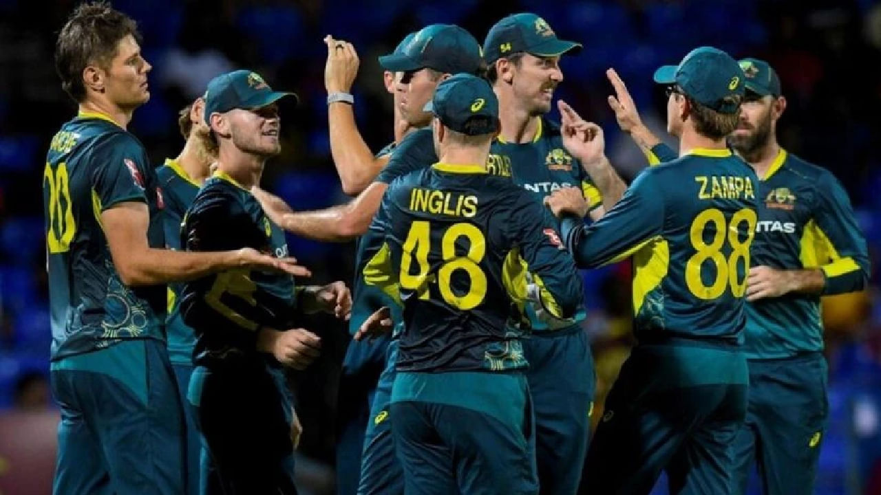 ಸೌತ್ ಆಫ್ರಿಕಾ ವಿರುದ್ಧದ 5 ಪಂದ್ಯಗಳ ಟಿ20 ಸರಣಿಯ ಮೊದಲ ಮ್ಯಾಚ್ನಲ್ಲಿ ಜಯ ಸಾಧಿಸಿರುವ ಆಸ್ಟ್ರೇಲಿಯಾ ಸತತ 9 ಪಂದ್ಯಗಳಲ್ಲಿ ಗೆಲುವಿನ ನಗೆ ಬೀರಿದ ಸಾಧನೆ ಮಾಡಿದೆ. ಇನ್ನು ನಾಲ್ಕು ಮ್ಯಾಚ್ ಗಳಲ್ಲೂ ಗೆಲುವು ದಾಖಲಿಸಿದರೆ ಆಸ್ಟ್ರೇಲಿಯಾ ಹೆಸರಿಗೆ ಹೊಸ ವಿಶ್ವ ದಾಖಲೆ ಸೇರ್ಪಡೆಯಾಗಲಿದೆ. ಅದು ಕೂಡ ಟೀಮ್ ಇಂಡಿಯಾ ದಾಖಲೆ ಮುರಿಯುವ ಮೂಲಕ.