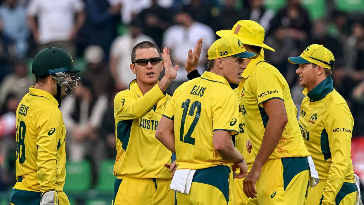 ಇದರೊಂದಿಗೆ ಏಕದಿನ ಕ್ರಿಕೆಟ್ ಇತಿಹಾಸದಲ್ಲೇ ಇದೇ ಮೊದಲ ಬಾರಿಗೆ ಆಸ್ಟ್ರೇಲಿಯಾ ತಂಡವು ತವರಿನಲ್ಲಿ ಬ್ಯಾಕ್ ಟು ಬ್ಯಾಕ್ 4 ಏಕದಿನ ಪಂದ್ಯದಲ್ಲಿ 200 ರನ್​​ ಗಳಿಸಲಾಗದೇ ಹೀನಾಯವಾಗಿ ಸೋಲನುಭವಿಸಿದೆ. ಈ ಅವಮಾನಕರ ಸೋಲುಗಳೊಂದಿಗೆ ತವರಿನ ಹುಲಿಗಳೆಂದು ಗುರುತಿಸಿಕೊಂಡಿದ್ದ ಆಸ್ಟ್ರೇಲಿಯಾ ತಂಡವು ಭಾರೀ ಮುಖಭಂಗ ಅನುಭವಿಸಿದೆ.