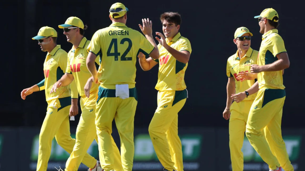 ದಕ್ಷಿಣ ಆಫ್ರಿಕಾ ವಿರುದ್ಧದ ಮೂರನೇ ಏಕದಿನ ಪಂದ್ಯದಲ್ಲಿ ಭರ್ಜರಿ ಗೆಲುವು ಸಾಧಿಸುವ ಮೂಲಕ ಆಸ್ಟ್ರೇಲಿಯಾ ತಂಡವು ಕ್ಲೀನ್ ಸ್ವೀಪ್ನಿಂದ ಪಾರಾಯಿತು. ಆಸ್ಟ್ರೇಲಿಯಾ ನೀಡಿದ 431 ರನ್ ಬೆನ್ನಟ್ಟಿದ ದಕ್ಷಿಣ ಆಫ್ರಿಕಾ ತಂಡವು 155 ರನ್ಗಳಿಗೆ ಆಲೌಟ್ ಆಯಿತು. ಈ ಮೂಲಕ 1991 ರ ನಂತರ ಏಕದಿನ ಕ್ರಿಕೆಟ್ ಇತಿಹಾಸದಲ್ಲಿ ದಕ್ಷಿಣ ಆಫ್ರಿಕಾ ತನ್ನ ಅತಿದೊಡ್ಡ ಸೋಲನ್ನು ಎದುರಿಸಿತು. ಆಸೀಸ್ ತಂಡದ ಈ ಗೆಲುವಿನಲ್ಲಿ ಟಾಪ್ ಆರ್ಡರ್ ಬ್ಯಾಟರ್ಗಳ ಪಾತ್ರ ಪ್ರಮುಖವಾಗಿತ್ತು.