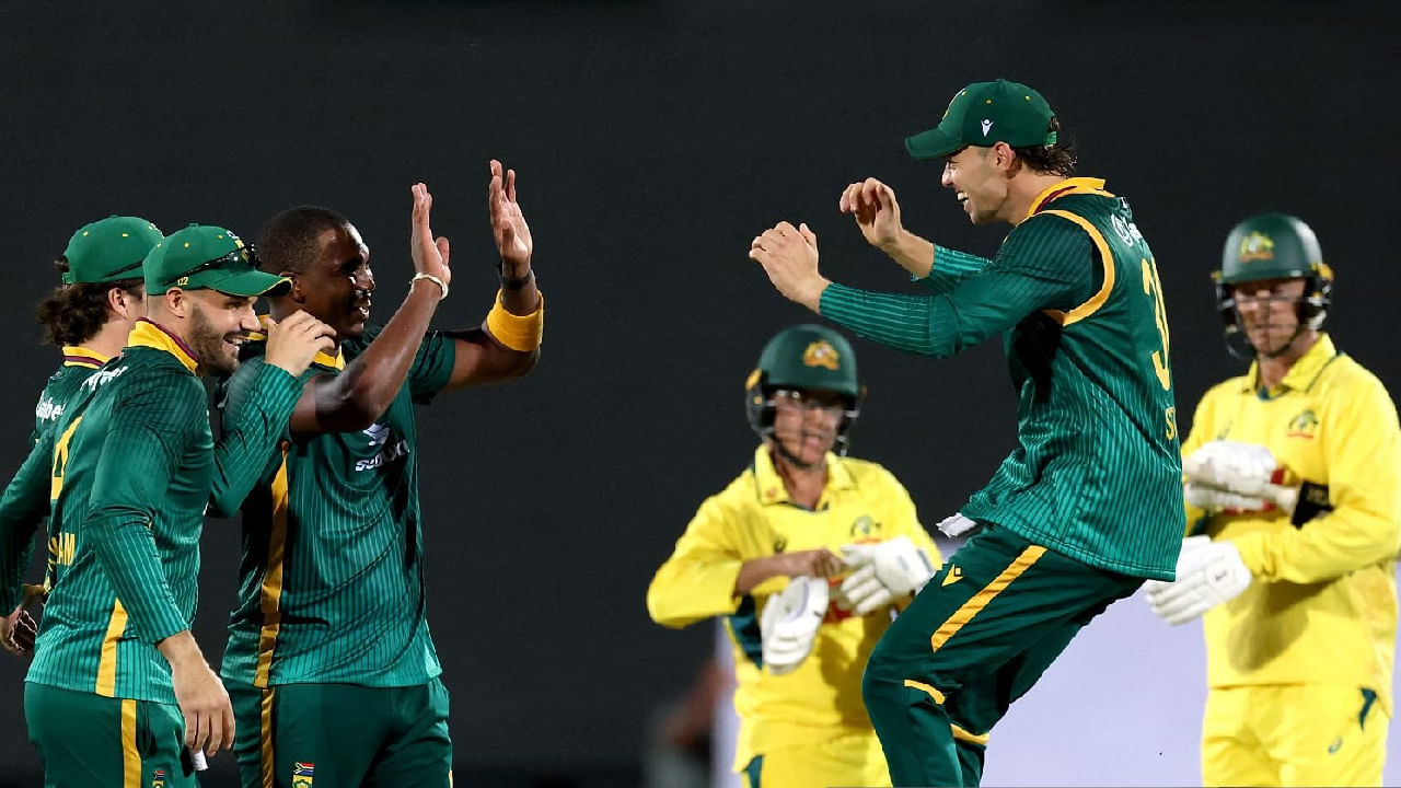 ಈ ಸರಣಿ ಗೆಲುವಿನೊಂದಿಗೆ ಸೌತ್ ಆಫ್ರಿಕಾ ತಂಡವು ಏಕದಿನ ಕ್ರಿಕೆಟ್​ನಲ್ಲಿ ಹೊಸ ಇತಿಹಾಸ ನಿರ್ಮಿಸಿದೆ. ಅದು ಕೂಡ ಬಲಿಷ್ಠ ಆಸ್ಟ್ರೇಲಿಯಾ ತಂಡವನ್ನು ಮಕಾಡೆ ಮಲಗಿಸುವ ವಿಷಯದಲ್ಲಿ ಎಂಬುದು ವಿಶೇಷ. ಅಂದರೆ ಆಸ್ಟ್ರೇಲಿಯಾ ವಿರುದ್ಧ ಅತ್ಯಧಿಕ ದ್ವಿಪಕ್ಷೀಯ ಸರಣಿ ಗೆದ್ದ ದಾಖಲೆಯೊಂದನ್ನು ಸೌತ್ ಆಫ್ರಿಕಾ ತನ್ನದಾಗಿಸಿಕೊಂಡಿದೆ.