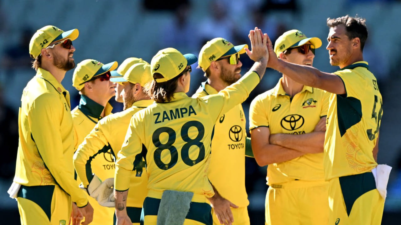 ಆಸ್ಟ್ರೇಲಿಯಾ ತಂಡವು ತವರಿನಲ್ಲಿ ಆಡಿದ ಕಳೆದ ನಾಲ್ಕು ಪಂದ್ಯಗಳಲ್ಲೂ 200 ಕ್ಕಿಂತ ಕಡಿಮೆ ಮೊತ್ತಕ್ಕೆ ಆಲೌಟ್ ಆಗಿದೆ. ಅಂದರೆ ತವರಿನಲ್ಲಿ ನಡೆದ ಕೊನೆಯ ನಾಲ್ಕು ಒಡಿಐ ಮ್ಯಾಚ್​​ಗಳಲ್ಲಿ ಸೋತಿದ್ದು ಮಾತ್ರವಲ್ಲ, ಬದಲಾಗಿ ಒಂದೇ ಒಂದು ಪಂದ್ಯದಲ್ಲಿ 200 ರನ್​ ಕಲೆಹಾಕಲು ಸಾಧ್ಯವಾಗಿಲ್ಲ ಎಂಬುದು ವಿಶೇಷ.