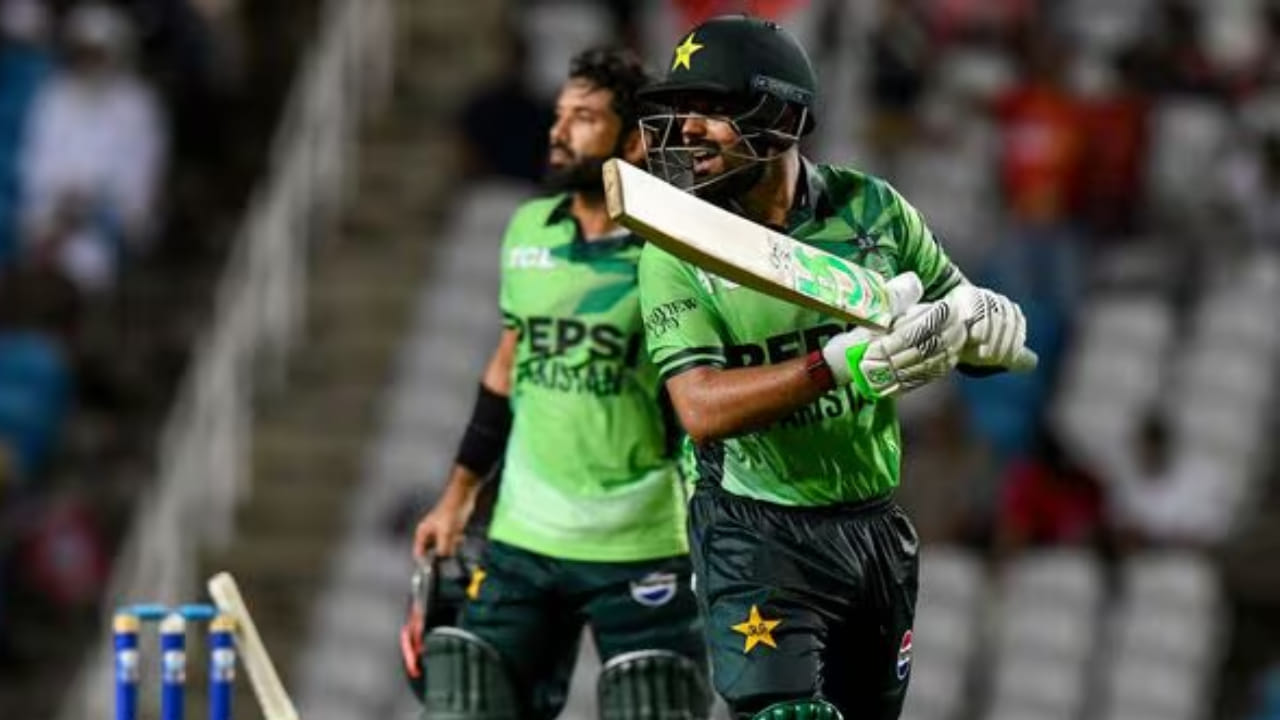 ಆಡಿದ ಮೂರು ಪಂದ್ಯಗಳಲ್ಲಿ ಕೇವಲ 56 ರನ್‌ಗಳನ್ನು ಕಲೆಹಾಕಿದ್ದ ಬಾಬರ್ ಒಂದು ಸ್ಥಾನವನ್ನು ಕಳೆದುಕೊಂಡಿದ್ದರೆ, ಇತ್ತ ಯಾವುದೇ ಪಂದ್ಯವನ್ನಾಡದ ಕಳಪೆ ಭಾರತ ಏಕದಿನ ತಂಡದ ನಾಯಕ ರೋಹಿತ್ ಶರ್ಮಾ ಮುಂಬಡ್ತಿ ಪಡೆದುಕೊಂಡಿದ್ದಾರೆ. ಅಂದರೆ ಐಸಿಸಿ ಏಕದಿನ ಶ್ರೇಯಾಂಕದಲ್ಲಿ ರೋಹಿತ್ ಶರ್ಮಾ ಎರಡನೇ ಸ್ಥಾನಕ್ಕೆ ತಲುಪಿದ್ದರೆ, ಬಾಬರ್ ಮೂರನೇ ಸ್ಥಾನಕ್ಕೆ ಕುಸಿದಿದ್ದಾರೆ.