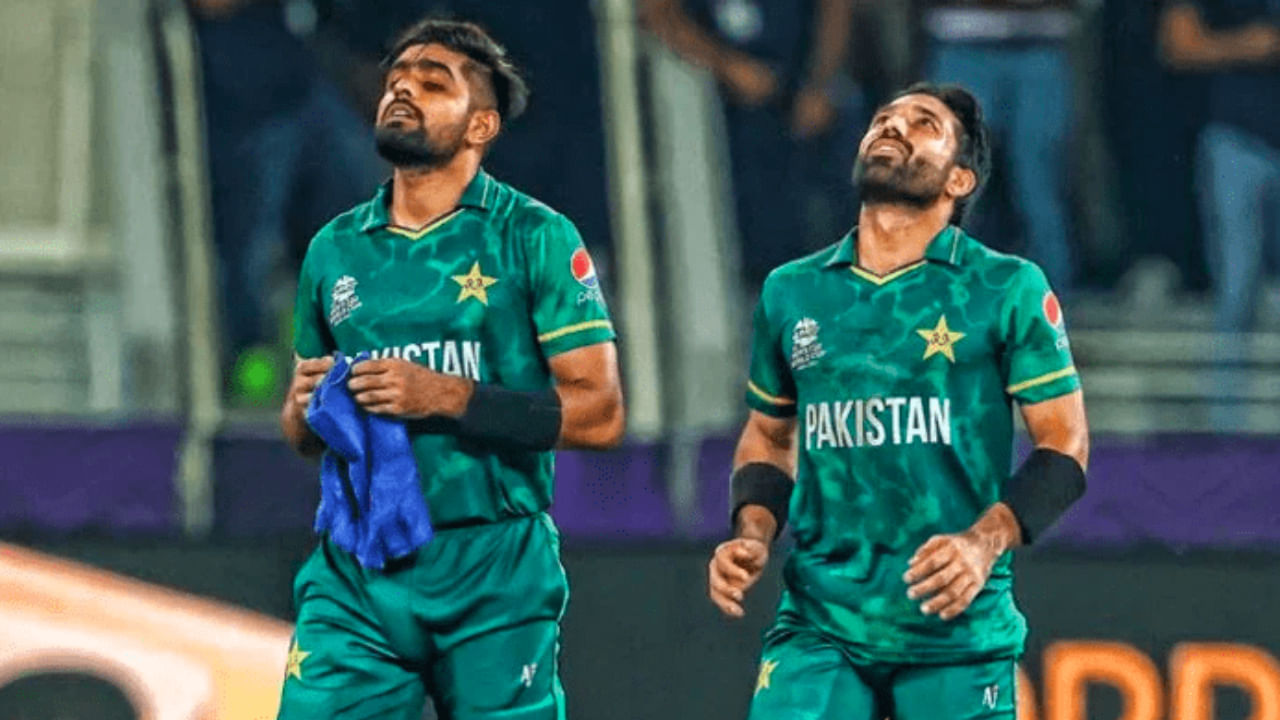 ಸ್ಥಳೀಯ ಟಿವಿ ಕಾರ್ಯಕ್ರಮವೊಂದರಲ್ಲಿ ಮಾತನಾಡಿರುವ ಪಾಕಿಸ್ತಾನದ ಮಾಜಿ ಮುಖ್ಯ ಕೋಚ್ ಮಿಕ್ಕಿ ಆರ್ಥರ್, ಬಾಬರ್ ಆಝಂ ಮತ್ತು ಮೊಹಮ್ಮದ್ ರಿಜ್ವಾನ್ ಉತ್ತಮ ಕ್ರಿಕೆಟಿಗರು. ಆದರೆ ಆಧುನಿಕ ಟಿ20 ಸ್ವರೂಪವು ಅವರ ನೈಸರ್ಗಿಕ ಆಟವನ್ನು ಮೀರಿದೆ. ಇಂದಿನ ಟಿ20 ಕ್ರಿಕೆಟ್‌ಗೆ ವೇಗದ ಆರಂಭ, ನಿರ್ಭೀತ ಬ್ಯಾಟಿಂಗ್ ಮತ್ತು ಮೊದಲ ಎಸೆತದಿಂದಲೇ ಆಕ್ರಮಣಕಾರಿ ಉದ್ದೇಶದ ಅಗತ್ಯವಿದೆ.