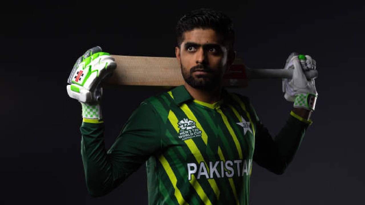 ಈ ದಾಖಲೆ ಮುರಿಯಲು ಬಾಬರ್ ಆಝಂಗೆ ಬೇಕಿರುವುದು ಕೇವಲ 8 ರನ್​ಗಳು ಮಾತ್ರ. ಪಾಕ್ ಪರ ಈವರೆಗೆ 121 ಟಿ20 ಇನಿಂಗ್ಸ್ ಆಡಿರುವ ಬಾಬರ್ ಒಟ್ಟು 2223 ರನ್​ ಕಲೆಹಾಕಿದ್ದಾರೆ. ಈ ಮೂಲಕ ಟಿ20 ಅಂತಾರಾಷ್ಟ್ರೀಯ ಕ್ರಿಕೆಟ್​ನಲ್ಲಿ ಅತೀ ಹೆಚ್ಚು ರನ್​ಗಳಿಸಿದ 2ನೇ ಬ್ಯಾಟರ್ ಎನಿಸಿಕೊಂಡಿದ್ದಾರೆ. ಇದೀಗ ಏಷ್ಯಾಕಪ್ ಮೂಲಕ ಟಿ20 ಕ್ರಿಕೆಟ್​ಗೆ ಮರಳಿದರೆ 8 ರನ್​ಗಳೊಂದಿಗೆ ರೋಹಿತ್ ಶರ್ಮಾ ಅವರ ದಾಖಲೆ ಮುರಿಯುವುದು ಖಚಿತ ಎನ್ನಬಹುದು.