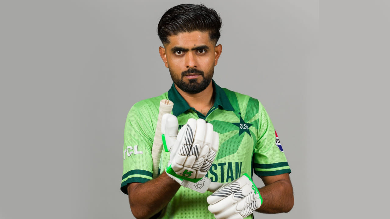 ಬಾಬರ್ ಆಝಂ ಬಹು ತಂಡಗಳನ್ನು ಒಳಗೊಂಡ ಟೂರ್ನಿಗಳಲ್ಲಿ ಈವರೆಗೆ 22 ಇನಿಂಗ್ಸ್ ಆಡಿದ್ದಾರೆ. ಈ ವೇಳೆ ಕಲೆಹಾಕಿರುವುದು ಕೇವಲ 612 ರನ್ಗಳು. ಅಂದರೆ ಮಲ್ಟಿ ಟೀಮ್ಸ್ ಟೂರ್ನಿಗಳಲ್ಲಿ ಬಾಬರ್ ಅವರ ಅವರೇಜ್ ಕೇವಲ 30 ರನ್ಗಳು ಮಾತ್ರ. ಇನ್ನು ಸ್ಟ್ರೈಕ್ ರೇಟ್ ಇರುವುದು 111.3 ಮಾತ್ರ ಎಂದರೆ ನಂಬಲೇಬೇಕು. ಅಂದರೆ ಪ್ರಮುಖ ಟೂರ್ನಿಗಳಲ್ಲಿ ಅತ್ಯಂತ ನಿಧಾನಗತಿಯಲ್ಲಿ ಬ್ಯಾಟಿಂಗ್ ಮಾಡಿದ್ದಾರೆ ಎಂಬುದು ಸ್ಪಷ್ಟ.