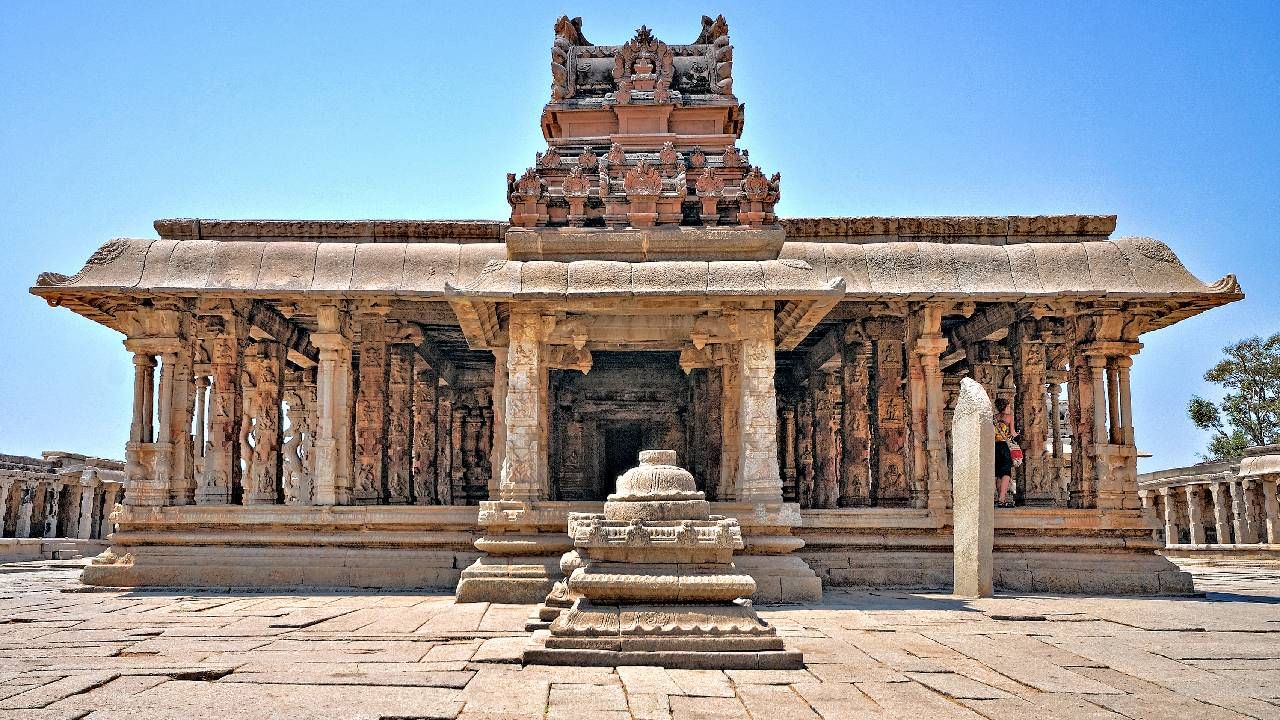 ಬಾಲಕೃಷ್ಣ ದೇವಾಲಯ, ಹಂಪಿ: ಹಂಪಿಯ ಬಾಲಕೃಷ್ಣ ಮಂದಿರ ಐತಿಹಾಸಿಕ ಮಹತ್ವವನ್ನು ಪಡೆದಿರುವ ಕರ್ನಾಟಕದ ಪ್ರಮುಖ ದೇವಾಲಯವಾಗಿದೆ. 15 ನೇ ಶತಮಾನದಲ್ಲಿ ವಿಜಯ ನಗರ ಸಾಮ್ರಾಜ್ಯದ ಅರಸರ ಆಳ್ವಿಕೆಯ ಸಮಯದಲ್ಲಿ ನಿರ್ಮಾಣಗೊಂಡ ಈ ದೇವಾಲಕ್ಕೆ ಕೃಷ್ಣ ಜನ್ಮಾಷ್ಟಮಿಯ ದಿನ ನೀವು ಭೇಟಿ ನೀಡಬಹುದು.  ಈ ದೇವಾಲಯಕ್ಕೆ ಭೇಟಿ ನೀಡುವ ಮೂಲಕ ವಿಜಯನಗರ ಸಾಮ್ರಾಜ್ಯದ ಸಮಯದ  ಕೆತ್ತನೆಗಳು, ವಾಸ್ತುಶಿಲ್ಪ ಮತ್ತು ಭವ್ಯತೆಯನ್ನು ಕಣ್ತುಂಬಿಕೊಳ್ಳಬಹುದು.