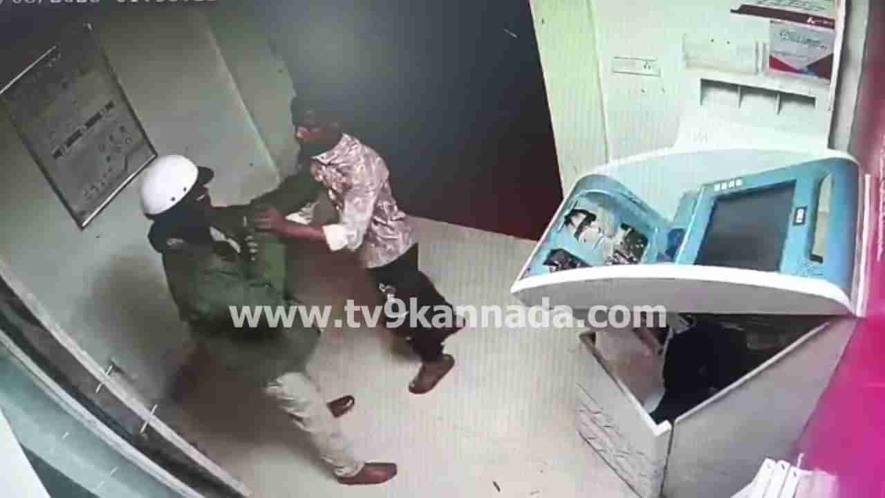 ಬಳ್ಳಾರಿ: ಮಧ್ಯರಾತ್ರಿ ಎಟಿಎಂ ಕಳವು ಮಾಡುತ್ತಿದ್ದವನ ಹೆಡೆಮುರಿ ಕಟ್ಟಿದ ಪೊಲೀಸ್, ರೋಚಕ ಕಾರ್ಯಾಚರಣೆಯ ವಿಡಿಯೋ ಇಲ್ಲಿದೆ