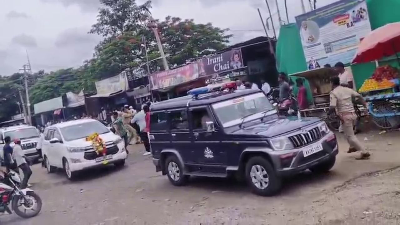 ಬಸನಗೌಡ ಪಾಟೀಲ್​ ಯತ್ನಾಳ್​ ಕಾರಿಗೆ ಮುಸ್ಲಿಂ ಯುವಕರಿಂದ ಮುತ್ತಿಗೆ, ಕಪ್ಪು ಬಟ್ಟೆ ಪ್ರದರ್ಶನ