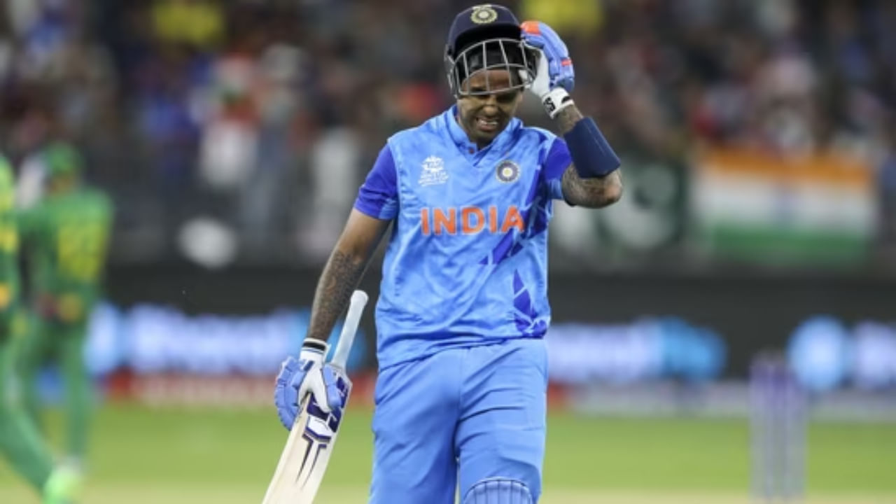 ಪಾಕಿಸ್ತಾನ ವಿರುದ್ಧ ಭಾರತದ ನಾಯಕ ಸೂರ್ಯಕುಮಾರ್ ಯಾದವ್ ಅವರ ದಾಖಲೆ ಉತ್ತಮವಾಗಿಲ್ಲ ಎಂದು ಬಾಜಿದ್ ಖಾನ್ ಪಿಟಿವಿ ಸ್ಪೋರ್ಟ್ಸ್‌ನಲ್ಲಿ ಹೇಳಿದ್ದಾರೆ. ‘ಸೂರ್ಯಕುಮಾರ್ ಬಹುತೇಕ ಎಲ್ಲರ ವಿರುದ್ಧ ರನ್ ಗಳಿಸಿದ್ದಾರೆ. ಆದರೆ ಅವರು ಪಾಕಿಸ್ತಾನ ವಿರುದ್ಧ ಪರಿಣಾಮಕಾರಿಯಾಗಿ ಕಾರ್ಯನಿರ್ವಹಿಸಿಲ್ಲ. ಇದಕ್ಕೆ ಕಾರಣ ವೇಗದ ದಾಳಿ ಅಥವಾ ಇನ್ನಾವುದೋ ಕಾರಣ ಇರಬಹುದು. ಅದು ಏನೇ ಇರಲಿ, ಸೂರ್ಯ ಮಾತ್ರ ಪಾಕ್ ವಿರುದ್ಧ ಪರಿಣಾಮಕಾರಿಯಾಗಿಲ್ಲ ಎಂದಿದ್ದಾರೆ.