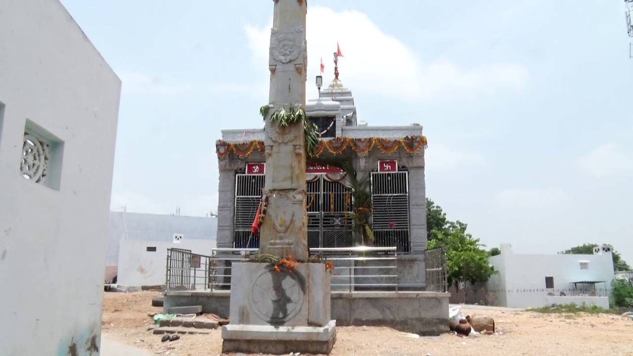 Beggar Donated Rs 1.8 Lakh to Anjaneya Swamy Temple Renovation in Raichur