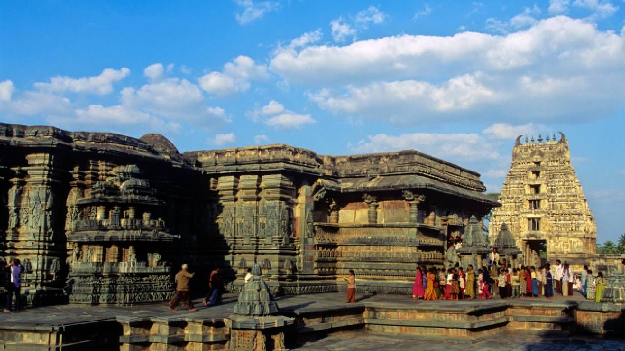 ಬೇಲೂರು ಚೆನ್ನಕೇಶವ ದೇವಾಲಯ: ಕೃಷ್ಣನ ಪುರಾತನ ದೇವಾಲಯಗಳ ಪೈಕಿ ಹಾಸನ ಜಿಲ್ಲೆಯಲ್ಲಿರುವ ಬೇಲೂರು ಚೆನ್ನಕೇಶವ ದೇಗುಲ ಕೂಡ ಒಂದು. ಹೊಯ್ಸಳರ ಕಾಲದಲ್ಲಿ ನಿರ್ಮಾಣವಾದ ಈ ದೇವಾಲಯ ಅದರ ವಾಸ್ತುಶಿಲ್ಪ ಮತ್ತು ಭವ್ಯತೆಗೆ ಹೆಸರುವಾಸಿಯಾಗಿದೆ. ಕೃಷ್ಣಾಷ್ಟಮಿ ದಿನ ನೀವು ಈ ದೇಗುಲಕ್ಕೂ ಭೇಟಿ ನೀಡಬಹುದು. 

