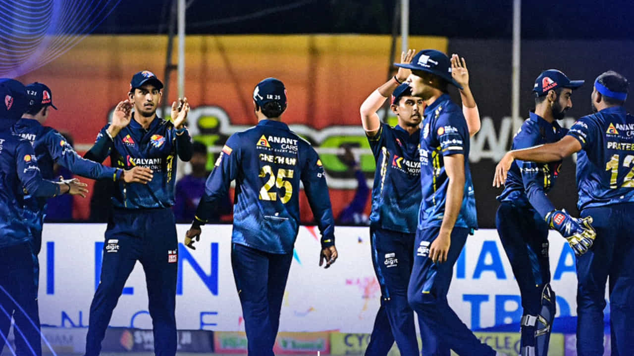 Maharaja Trophy 2025: 4.3 ಓವರ್ಗಳಲ್ಲಿ ಪಂದ್ಯ ಗೆದ್ದ ಬೆಂಗಳೂರಿಗೆ ಸತತ 2ನೇ ಜಯ Maharaja Trophy 2025: 4.3 ಓವರ್ಗಳಲ್ಲಿ ಪಂದ್ಯ ಗೆದ್ದ ಬೆಂಗಳೂರಿಗೆ ಸತತ 2ನೇ ಜಯ