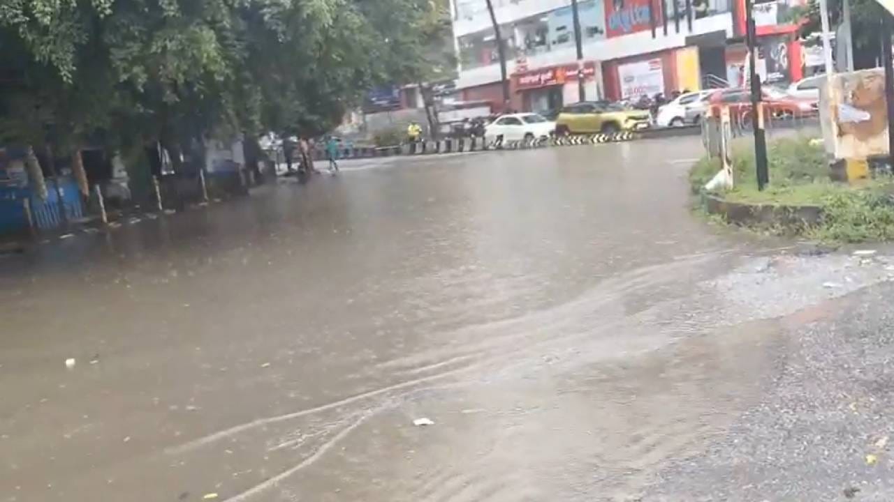 ವೀಕೆಂಡ್ ಮೂಡನಲ್ಲಿದ್ದ ಜನರಿಗೆ ತಣ್ಣೀರು ಎರಚಿದ ವರುಣ: ಬೆಂಗಳೂರಿನಲ್ಲಿ ಜೋರು ಮಳೆ ವೀಕೆಂಡ್ ಮೂಡನಲ್ಲಿದ್ದ ಜನರಿಗೆ ತಣ್ಣೀರು ಎರಚಿದ ವರುಣ: ಬೆಂಗಳೂರಿನಲ್ಲಿ ಜೋರು ಮಳೆ