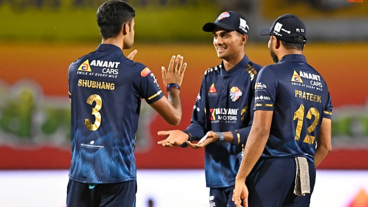 ನಾಲ್ಕನೇ ಹಾಗೂ ಕೊನೆಯ ತಂಡವಾಗಿ ಪ್ಲೇಆಫ್​ಗೇರಿರುವ ಬೆಂಗಳೂರು ಬ್ಲಾಸ್ಟರ್ಸ್​ ತಂಡ ಆಡಿದ 10 ಪಂದ್ಯಗಳಲ್ಲಿ ಐದು ಪಂದ್ಯಗಳನ್ನು ಗೆದ್ದಿದ್ದು, ಉಳಿದ 5 ಪಂದ್ಯಗಳಲ್ಲಿ ಸೋಲುಕಂಡಿದೆ. ಇದರೊಂದಿಗೆ 10 ಅಂಕ ಪಡೆದುಕೊಂಡಿದೆ.