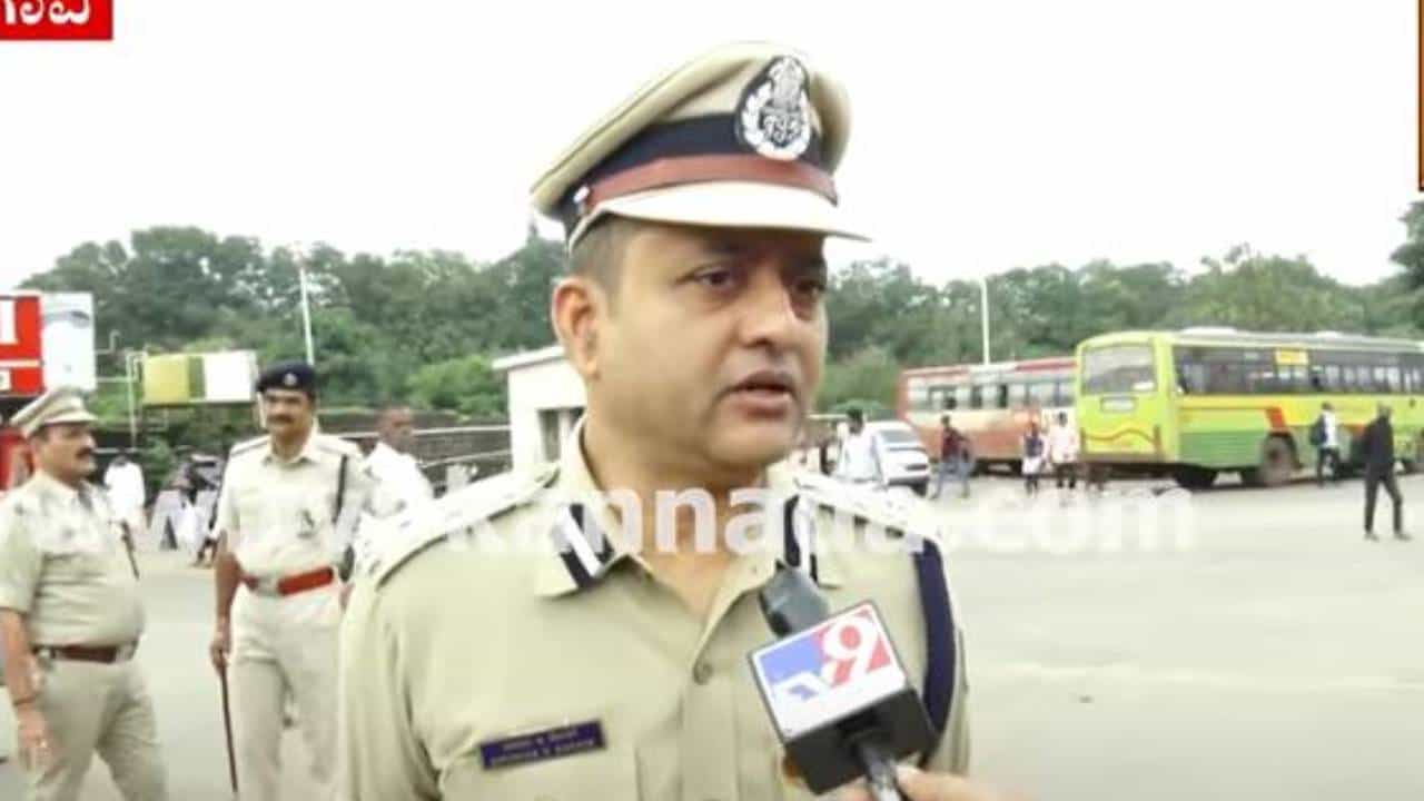 Karnataka Transport Strike: ಬೆಳಗಾವಿಯಲ್ಲಿ ಪರ್ಯಾಯ ಸಾರಿಗೆ ವ್ಯವಸ್ಥೆ ಮಾಡಿಸುತ್ತಿರುವ ಪೊಲೀಸ್ ಕಮೀಷನರ್ Karnataka Transport Strike: ಬೆಳಗಾವಿಯಲ್ಲಿ ಪರ್ಯಾಯ ಸಾರಿಗೆ ವ್ಯವಸ್ಥೆ ಮಾಡಿಸುತ್ತಿರುವ ಪೊಲೀಸ್ ಕಮೀಷನರ್