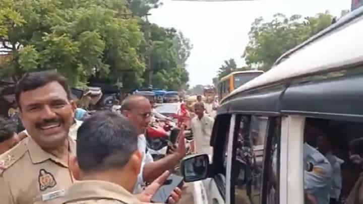ನಿಮಗಿಂತ ಹೆಚ್ಚೇ ವಿದ್ಯಾವಂತ; ಟ್ರಾಫಿಕ್ ಜಾಮ್ ಮಾಡಿದ ಬಿಜೆಪಿ ಎಂಎಲ್ಸಿ ಮಗನಿಗೆ ಟ್ರಾಫಿಕ್ ಪೊಲೀಸ್ ಕ್ಲಾಸ್ ನಿಮಗಿಂತ ಹೆಚ್ಚೇ ವಿದ್ಯಾವಂತ; ಟ್ರಾಫಿಕ್ ಜಾಮ್ ಮಾಡಿದ ಬಿಜೆಪಿ ಎಂಎಲ್ಸಿ ಮಗನಿಗೆ ಟ್ರಾಫಿಕ್ ಪೊಲೀಸ್ ಕ್ಲಾಸ್