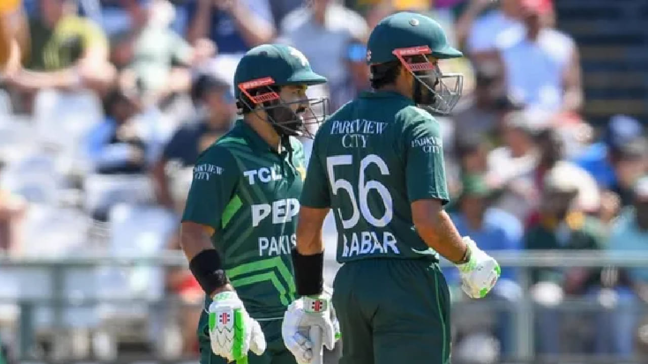 ಅಂದರೆ ಇಲ್ಲಿ ಬಾಬರ್ ಆಝಂ ಹಾಗೂ ಮೊಹಮ್ಮದ್ ರಿಝ್ವಾನ್ ಬಹು ತಂಡಗಳ ಟೂರ್ನಮೆಂಟ್ನಲ್ಲಿ 115 ಕ್ಕಿಂತ ಕಡಿಮೆ ಸ್ಟ್ರೈಕ್ ರೇಟ್ ಹೊಂದಿದ್ದಾರೆ. ಹೀಗಾಗಿಯೇ ಪಾಕಿಸ್ತಾನ್ ಕ್ರಿಕೆಟ್ ಬೋರ್ಡ್ ಬಾಬರ್ ಹಾಗೂ ರಿಝ್ವಾನ್ ಅವರನ್ನು ಟಿ20 ತಂಡಕ್ಕೆ ಆಯ್ಕೆ ಮಾಡಿಲ್ಲ. ಇತ್ತ ಏಷ್ಯಾಕಪ್ಗೆ ಆಯ್ಕೆಯಾದ ಪಾಕಿಸ್ತಾನ್ ತಂಡ ಈ ಕೆಳಗಿನಂತಿದೆ...