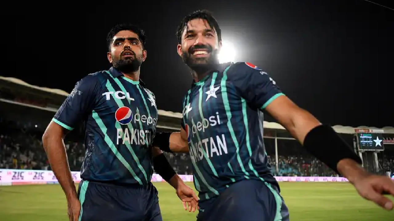 ಇದರ ಬೆನ್ನಲ್ಲೇ ಬಾಬರ್ ಆಝಂ ಹಾಗೂ ಮೊಹಮ್ಮದ್ ರಿಝ್ವಾನ್ ಅವರನ್ನು ಕೈ ಬಿಡಲು ಕಾರಣವೇನು? ಎಂಬ ಚರ್ಚೆಗಳು ಶುರುವಾಗಿದೆ. ಈ ಚರ್ಚೆಗಳ ನಡುವೆ ಕೇಳಿ ಬಂದ ಮೊದಲ ಉತ್ತರ ಸ್ಟ್ರೈಕ್ ರೇಟ್. ಆದರೆ ಅದು ಅವರ ಟಿ20 ವೃತ್ತಿಜೀವನದ ಸ್ಟ್ರೈಕ್ ರೇಟ್ ಅನ್ನು ಪರಿಗಣಿಸಿ ಅಲ್ಲ ಎಂಬುದು ವಿಶೇಷ. ಬದಲಾಗಿ ಟೂರ್ನಮೆಂಟ್ಗಳಲ್ಲಿನ ಪ್ರದರ್ಶನದ ಆಧಾರದ ಮೇಲೆ ಇಬ್ಬರನ್ನು ಕೈ ಬಿಡಲಾಗಿದೆ.