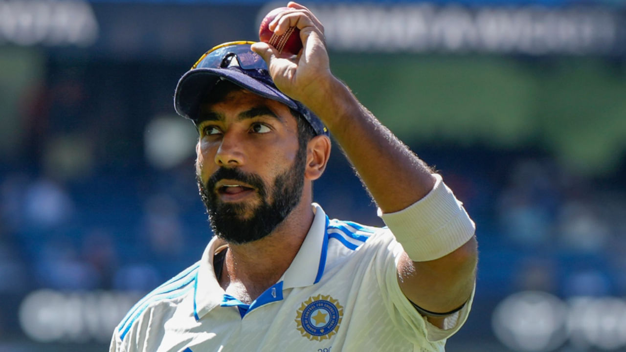 ಈ ಸರಣಿಗೂ ಮುನ್ನ ಬುಮ್ರಾ ಐದು ಟೆಸ್ಟ್ ಪಂದ್ಯಗಳಲ್ಲಿ ಕೇವಲ ಮೂರು ಪಂದ್ಯಗಳನ್ನು ಮಾತ್ರ ಆಡುತ್ತಾರೆ ಎಂದು ನಿರ್ಧರಿಸಲಾಗಿತ್ತು. ಬುಮ್ರಾ ಬೆನ್ನು ನೋವಿನ ಸಮಸ್ಯೆಯಿಂದ ಬಹಳ ವರ್ಷಗಳಿಂದ ಬಳಲುತ್ತಿದ್ದಾರೆ. ಹೀಗಾಗಿ ಬಿಸಿಸಿಐ ಮತ್ತು ತಂಡದ ಆಡಳಿತ ಮಂಡಳಿ ಬುಮ್ರಾ ವಿಚಾರದಲ್ಲಿ ಯಾವುದೇ ಅಪಾಯವನ್ನು ತೆಗೆದುಕೊಳ್ಳಲು ಬಯಸುವುದಿಲ್ಲ. ಹೀಗಾಗಿ ಅವರ ಬದಲಿಗೆ ಆಕಾಶ್ ದೀಪ್ ಅವರಿಗೆ ಅವಕಾಶ ನೀಡಲಾಗಿದೆ.
