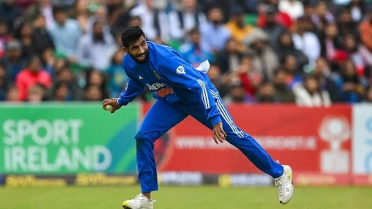 ಇಂಗ್ಲೆಂಡ್ ವಿರುದ್ಧದ 5 ಪಂದ್ಯಗಳ ಟೆಸ್ಟ್ ಸರಣಿಯ ಕೊನೆಯ ಪಂದ್ಯದ ನಡುವೆ ಜಸ್ಪ್ರೀತ್ ಬುಮ್ರಾ ಅವರನ್ನು ತಂಡದಿಂದ ಬಿಡುಗಡೆ ಮಾಡಲಾಯಿತು. ಕೆಲಸದ ಹೊರೆ ನಿರ್ವಹಣೆ ಕಾರಣ ನೀಡಿ ತಂಡದ ಆಡಳಿತ ಮಂಡಳಿ ಬುಮ್ರಾರನ್ನು ತಂಡದಿಂದ ಬಿಡುಗಡೆ ಮಾಡುವ ನಿರ್ಧಾರವನ್ನು ತೆಗೆದುಕೊಂಡಿತ್ತು. ಇದೀಗ ಬುಮ್ರಾ ಬಗ್ಗೆ ಶಾಕಿಂಗ್ ಸುದ್ದಿಯೊಂದು ಹೊರಬಿದ್ದಿದ್ದು, ಅವರು ಮುಂಬರುವ ಏಷ್ಯಾಕಪ್​ನಲ್ಲಿ ಆಡುವುದು ಅನುಮಾನ ಎನ್ನಲಾಗುತ್ತಿದೆ.